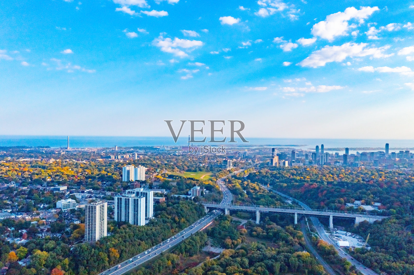 秋天，加拿大多伦多，空中切斯特山和唐谷照片摄影图片