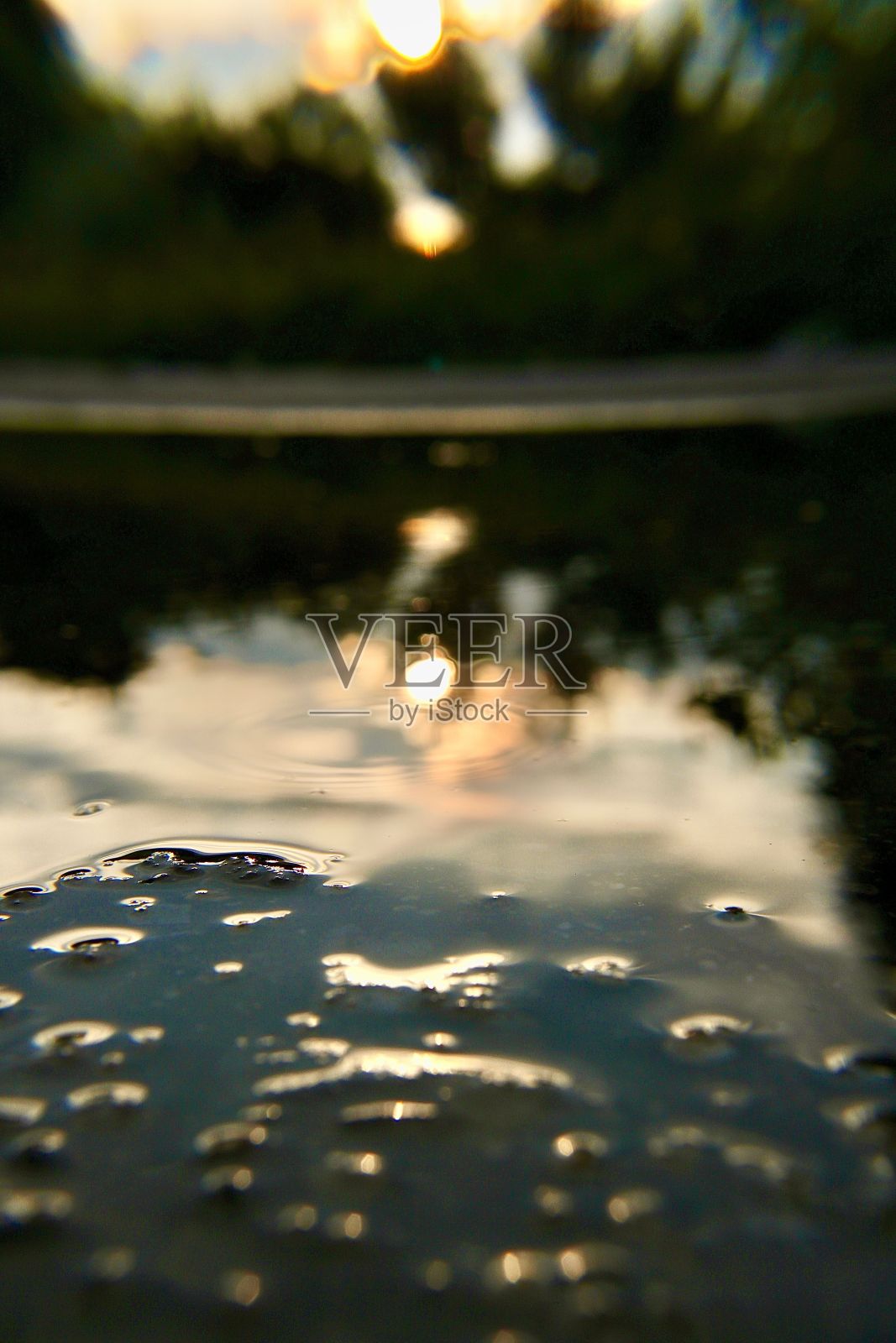 太阳反射在湖面上的美丽镜头照片摄影图片
