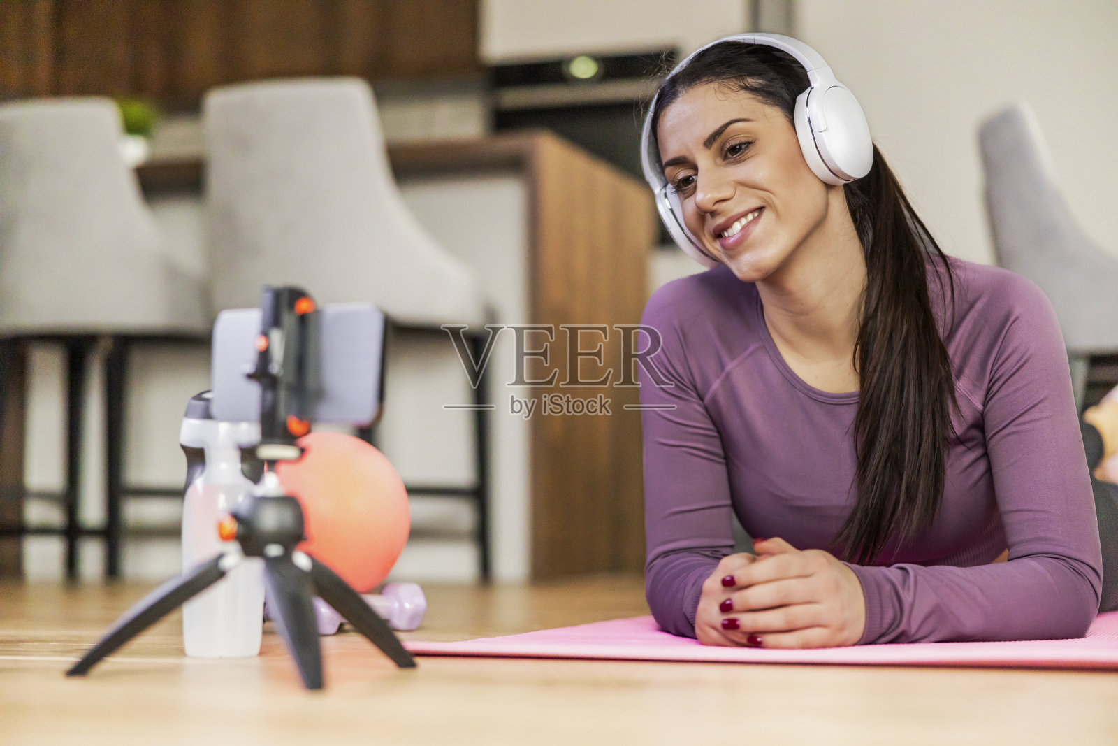 迷人的女人在家里锻炼照片摄影图片