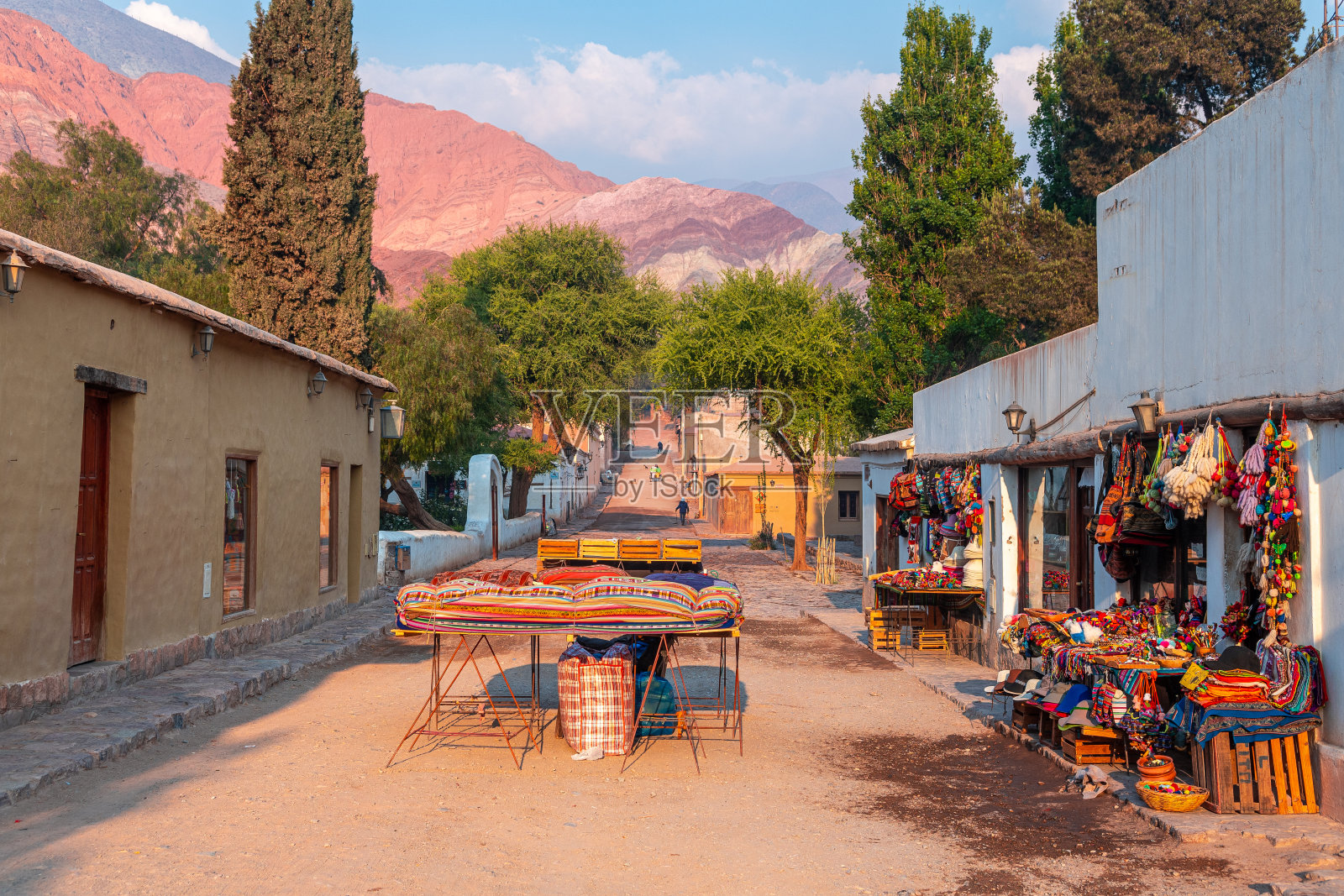 Purmamarca是jujuy省最著名的城镇，房屋由土坯材料建造照片摄影图片