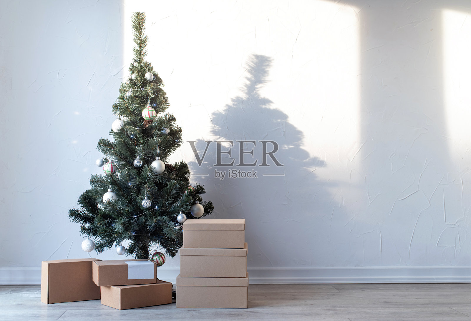 圣诞树和手工礼盒。模型设计照片摄影图片