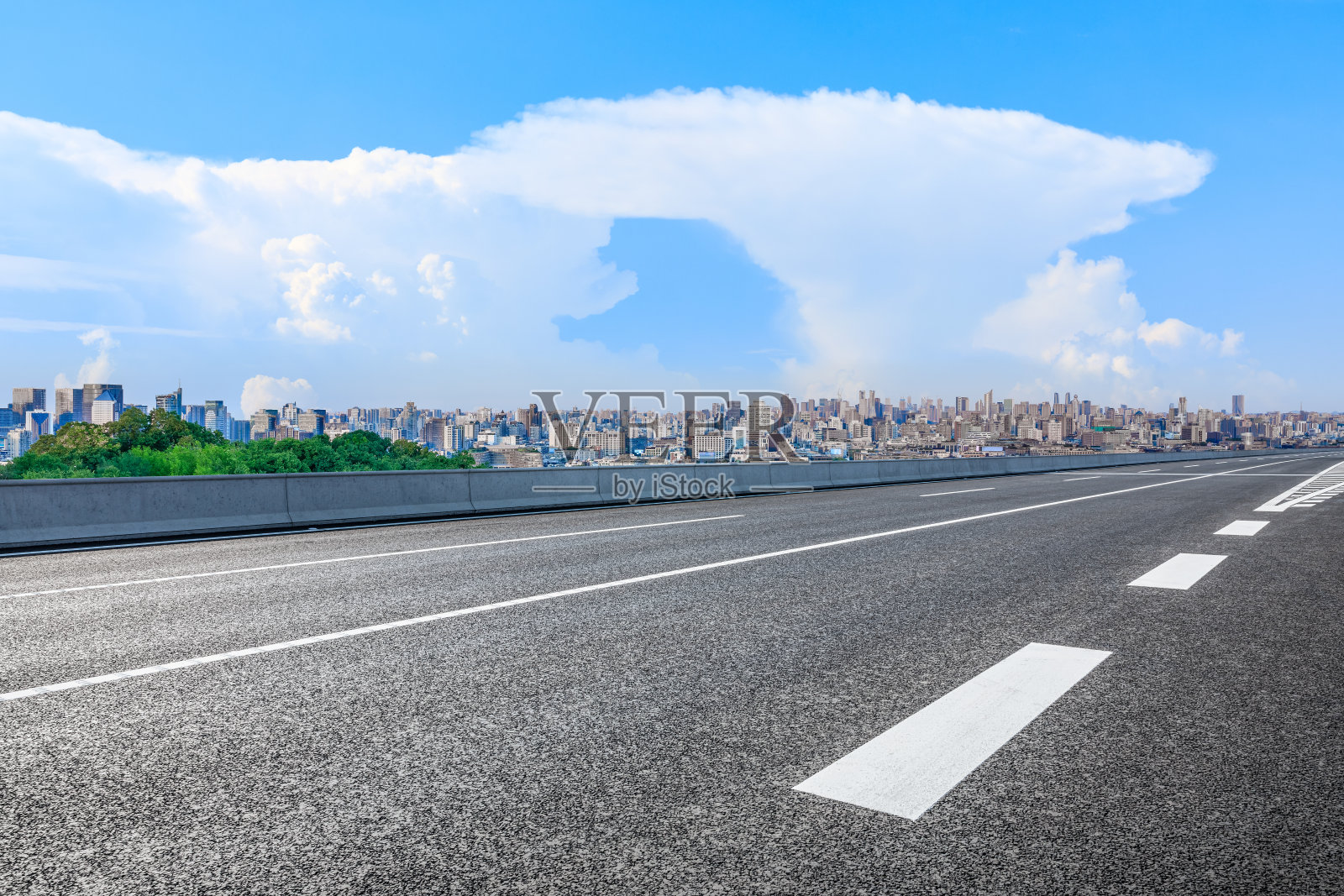 杭州沥青公路和城市天际线照片摄影图片