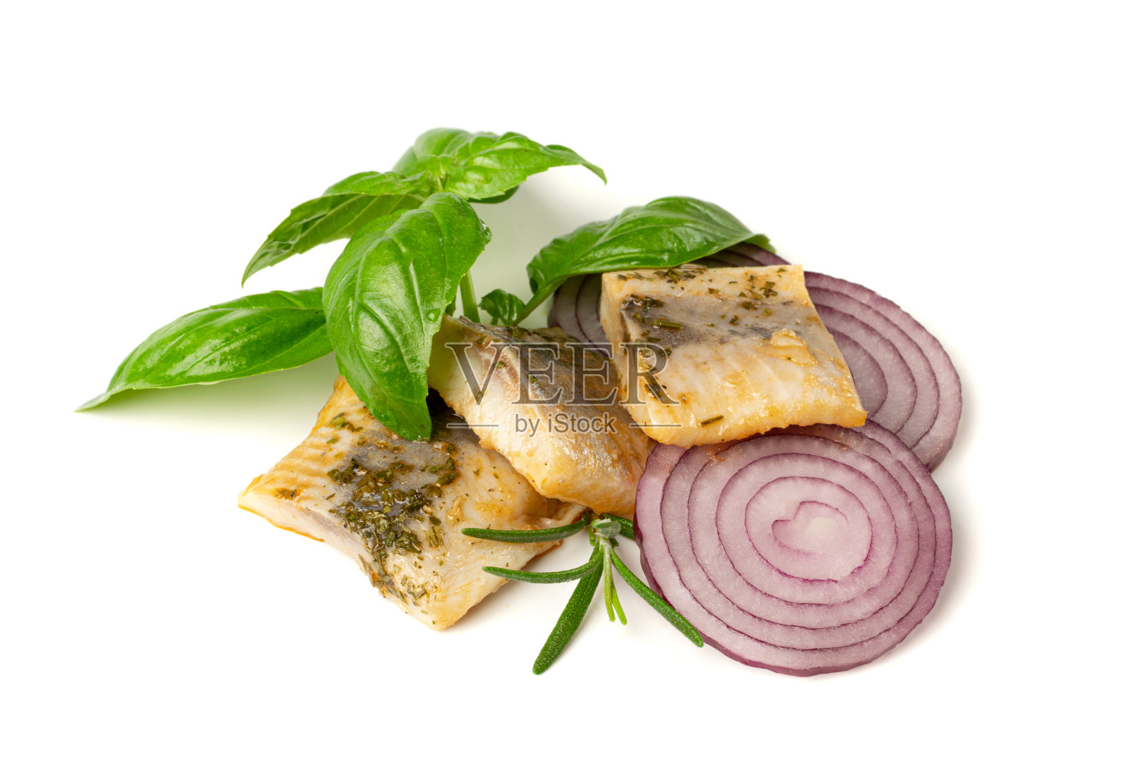 腌鲱鱼片，生腌鱼肉，腌鲱鱼在白色背景照片摄影图片