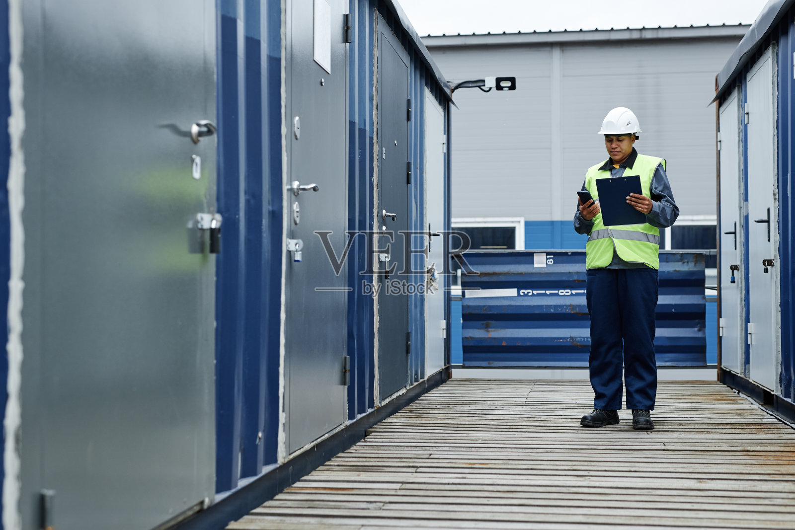 女工人在船坞拿着剪贴板照片摄影图片