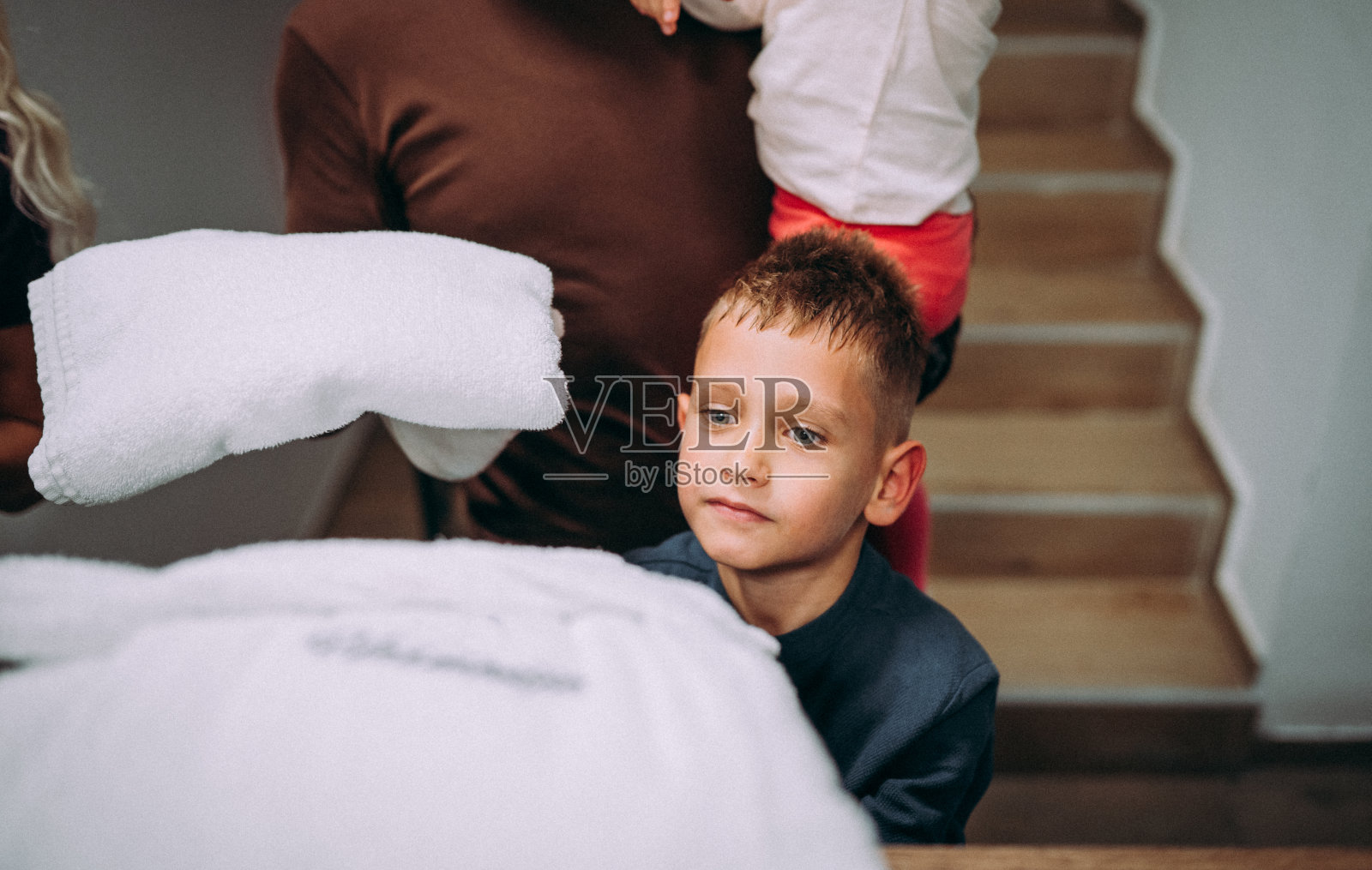 一家人拿着浴巾去做水疗照片摄影图片