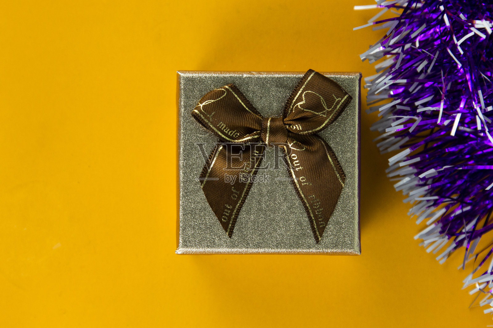 黄色背景圣诞新年礼盒banner设计照片摄影图片