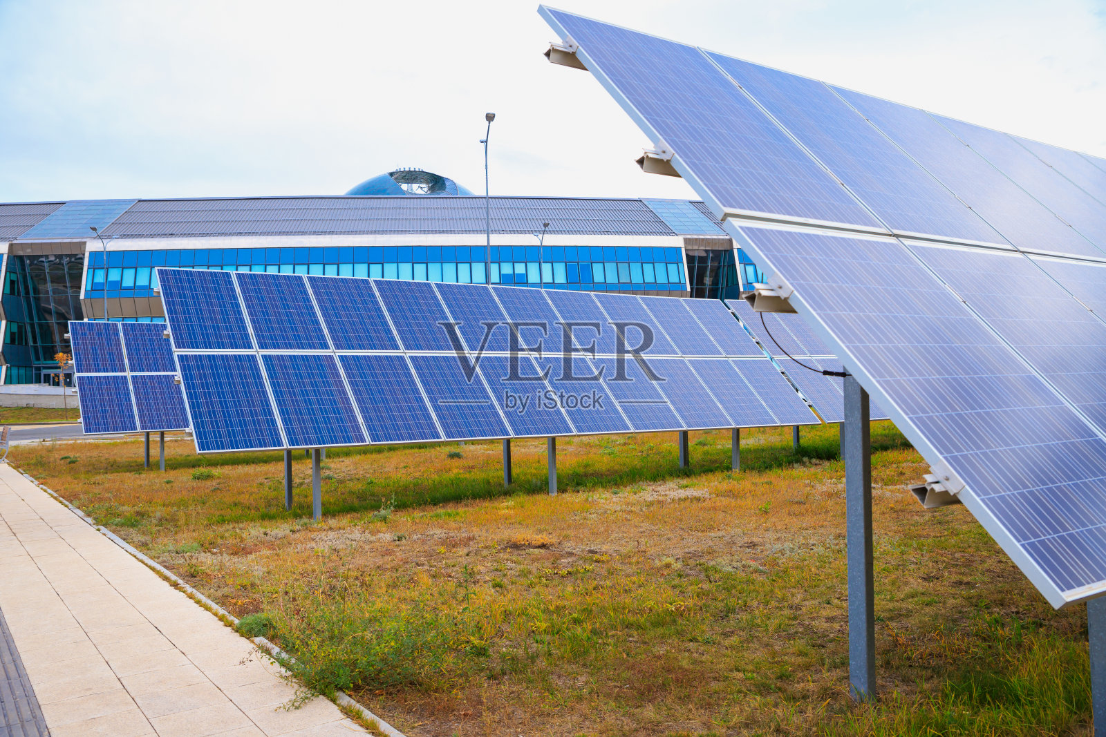 大城市草坪上一排排的太阳能电池板。利用清洁能源和来自阳光的环保能源来减少全球变暖的概念。可再生能源。生活方式照片摄影图片