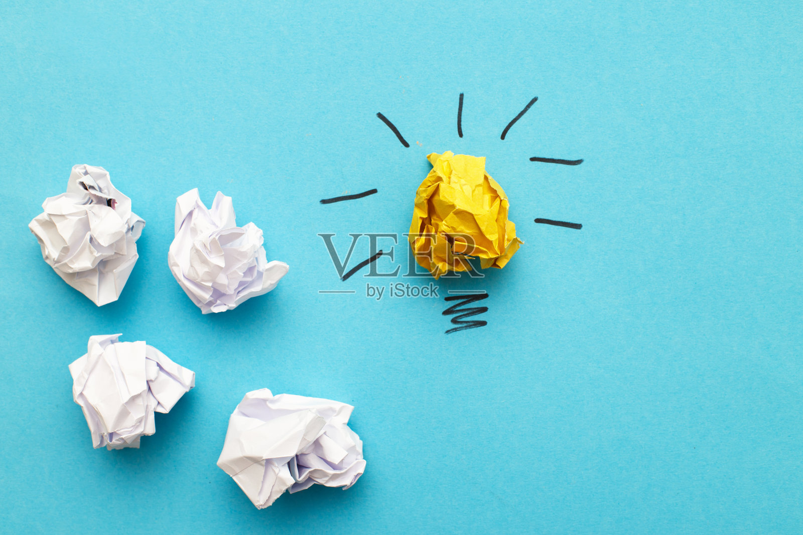 黄色和白色的折皱纸灯泡作为一个概念创意的想法和创新照片摄影图片