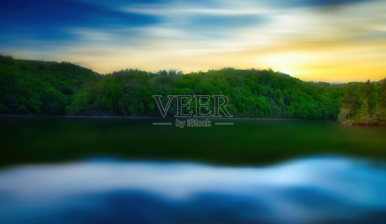 湖中有长时间的曝光，有晚霞在水中的倒影照片摄影图片