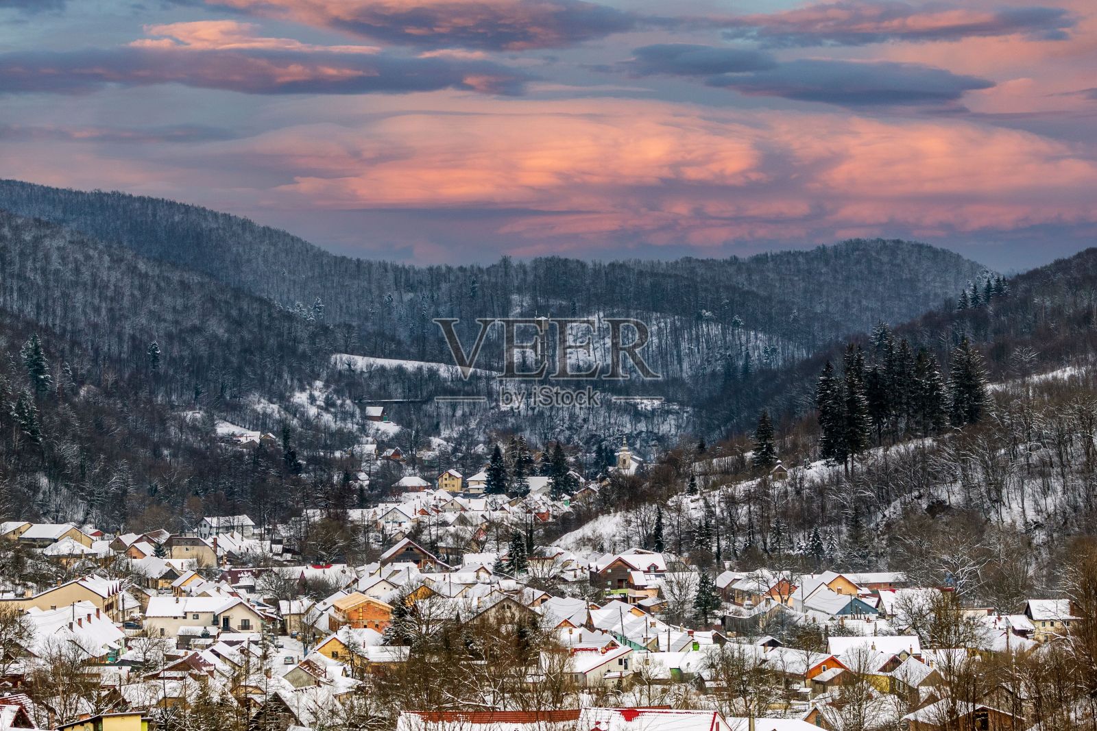 村庄在隆冬被森林环绕照片摄影图片