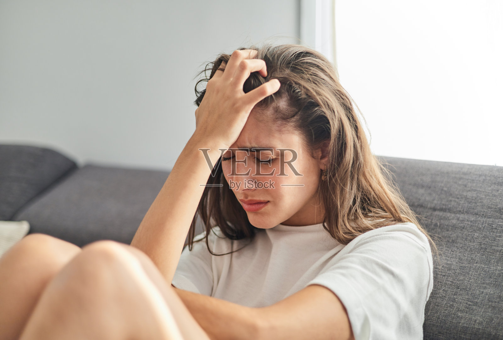 年轻的青少年因焦虑和抑郁问题而哭泣照片摄影图片