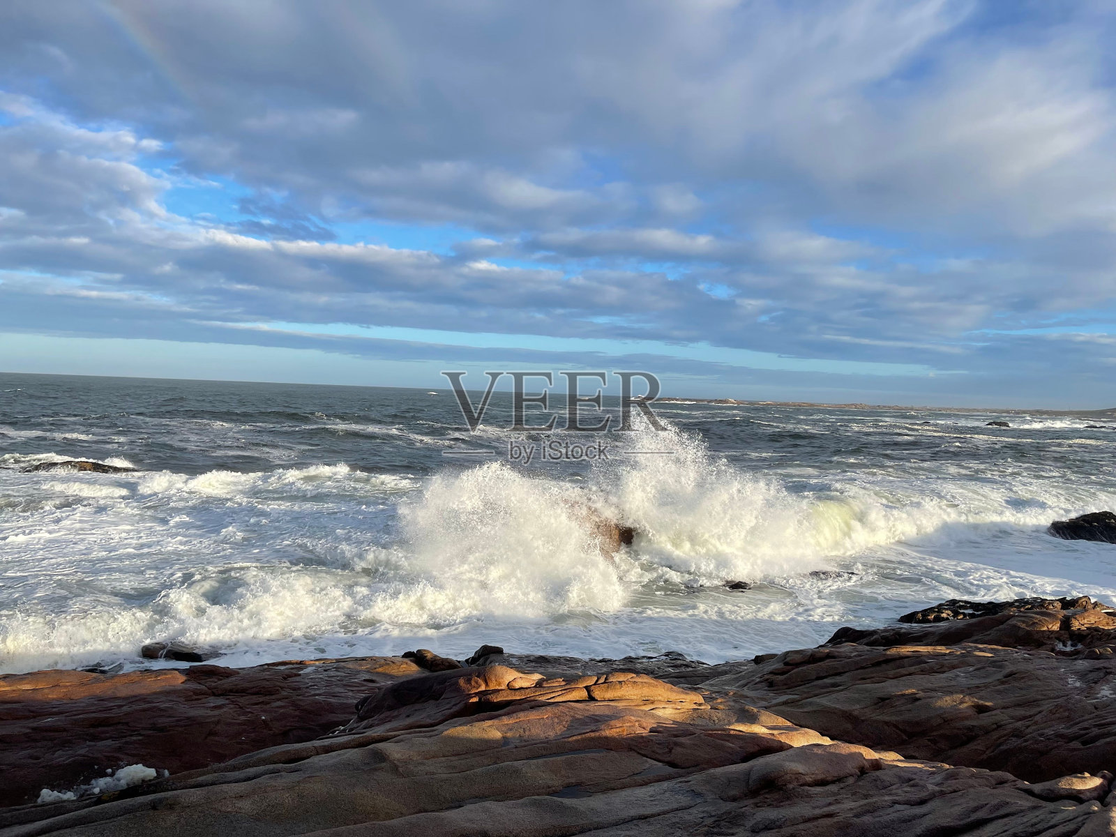 海浪拍打着西海岸的海滩照片摄影图片