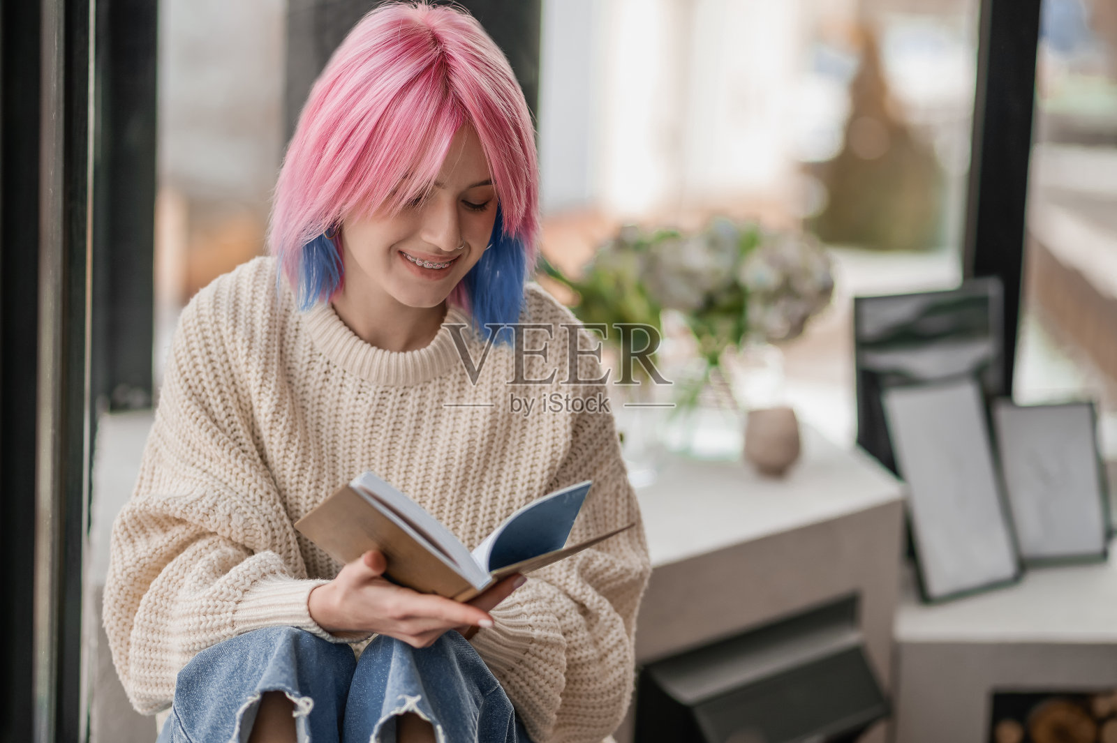 染了头发的女孩在家里度过了一天照片摄影图片