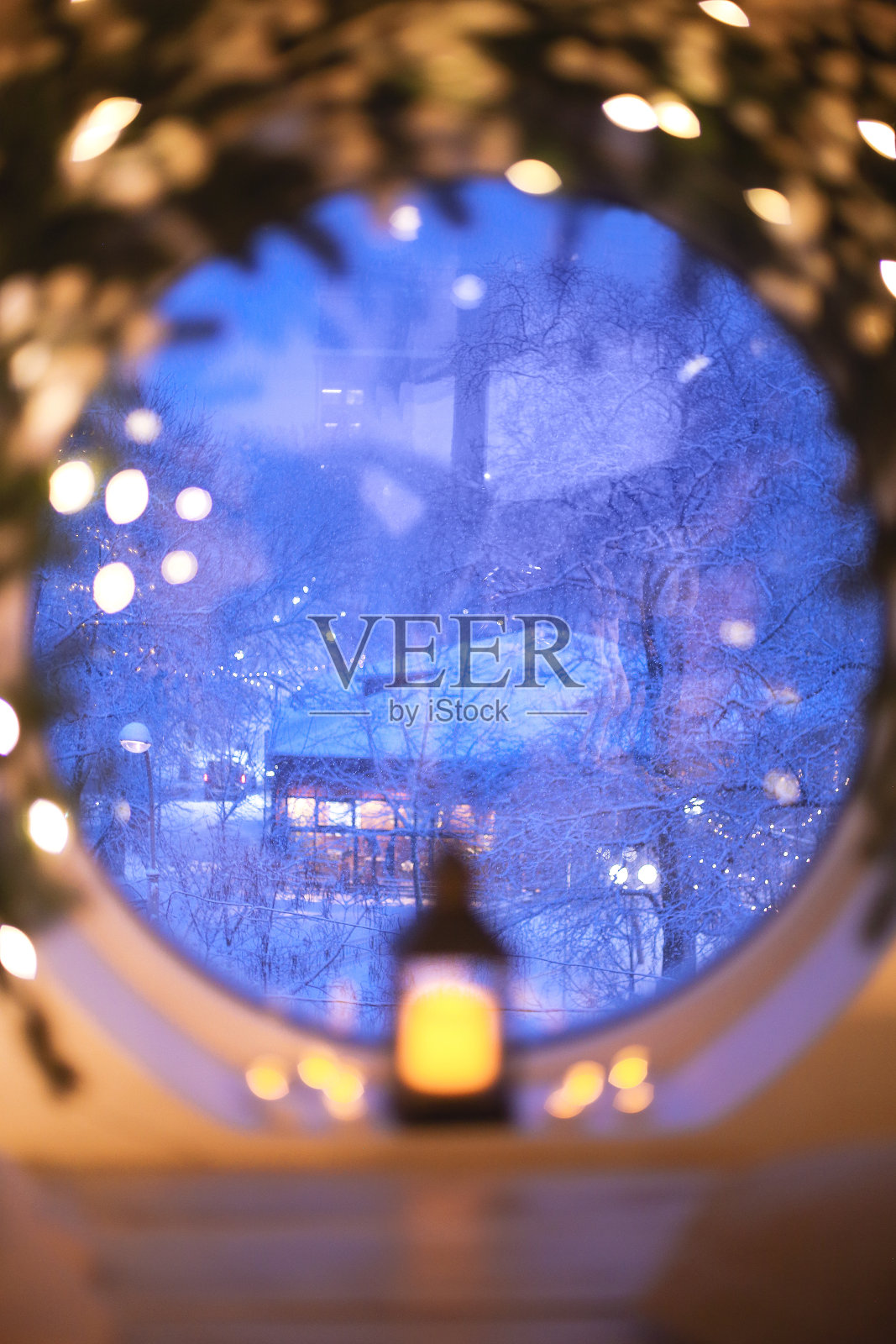 大气的室内照片与老式发光的灯笼照片摄影图片