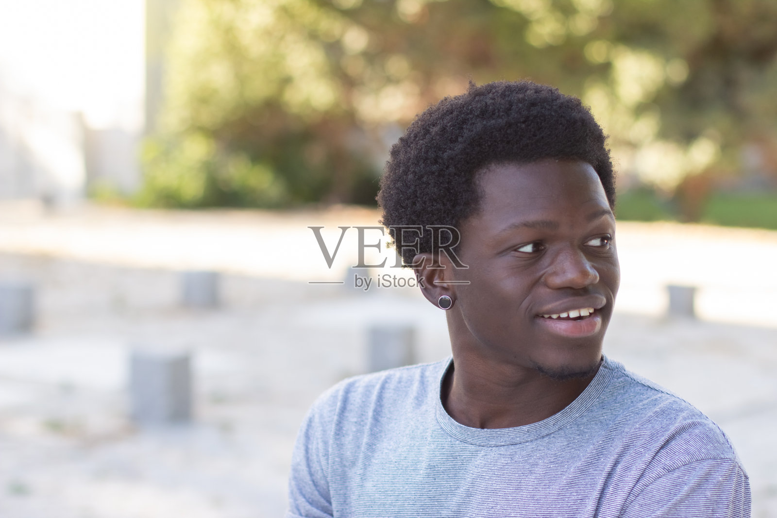 快乐的黑人在城市公园度过户外时光照片摄影图片