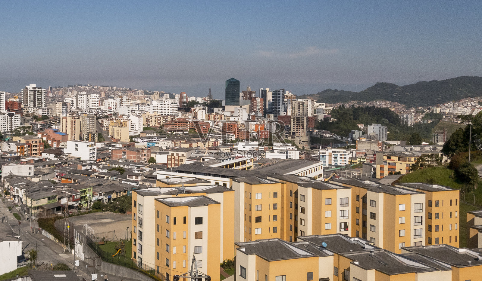 全景和马尼萨莱斯市的城市景观和蓝天。马尼萨莱斯，卡尔达斯，哥伦比亚。照片摄影图片