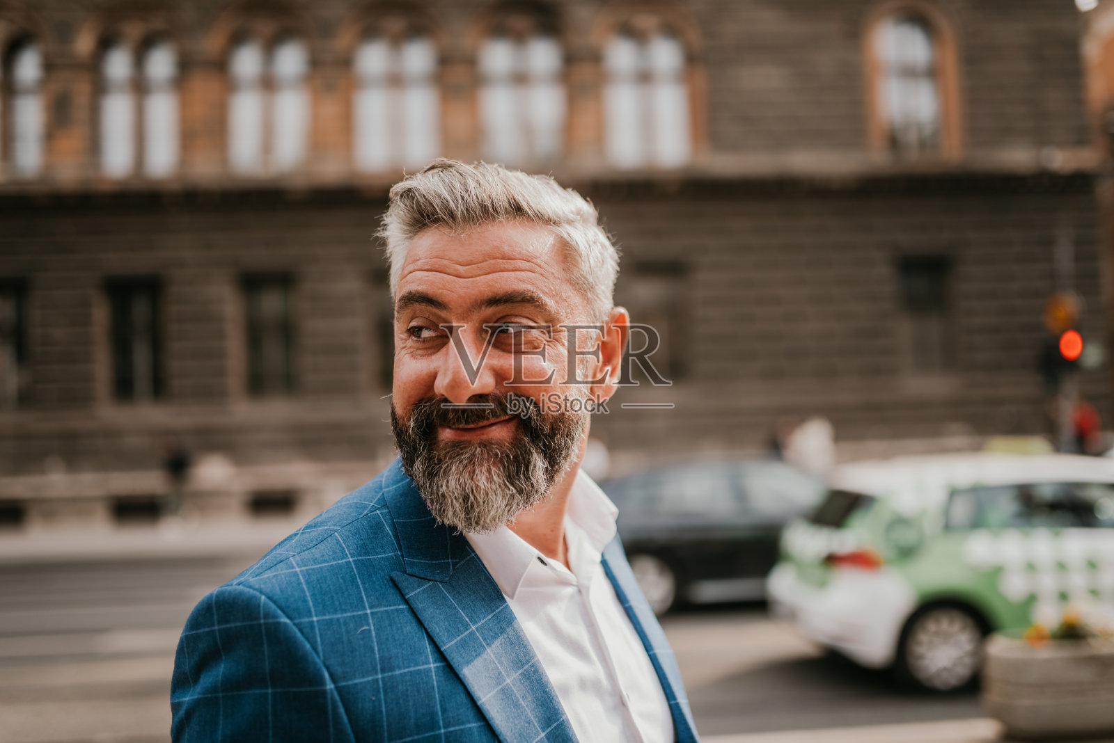 一位西装革履的商人下班后在城里散步照片摄影图片