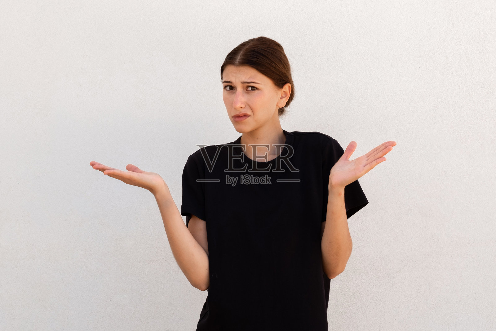 不满的年轻女子耸肩的肖像照片摄影图片