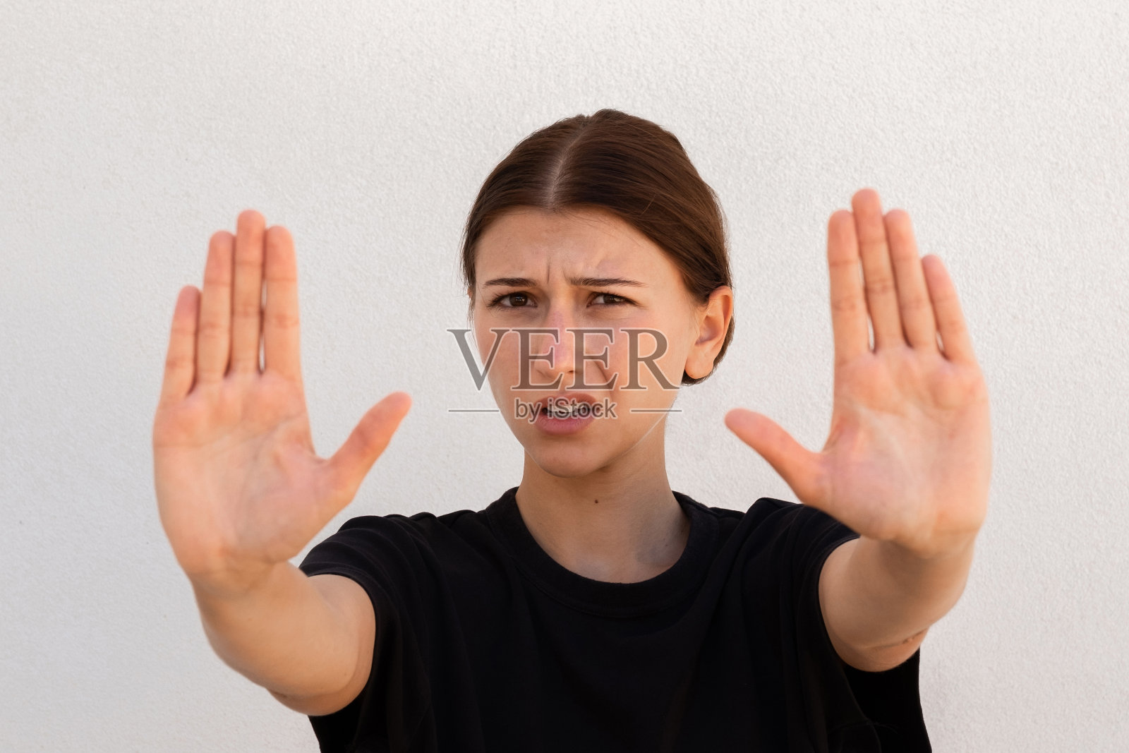 画像不满的年轻女子作出否认的姿态照片摄影图片