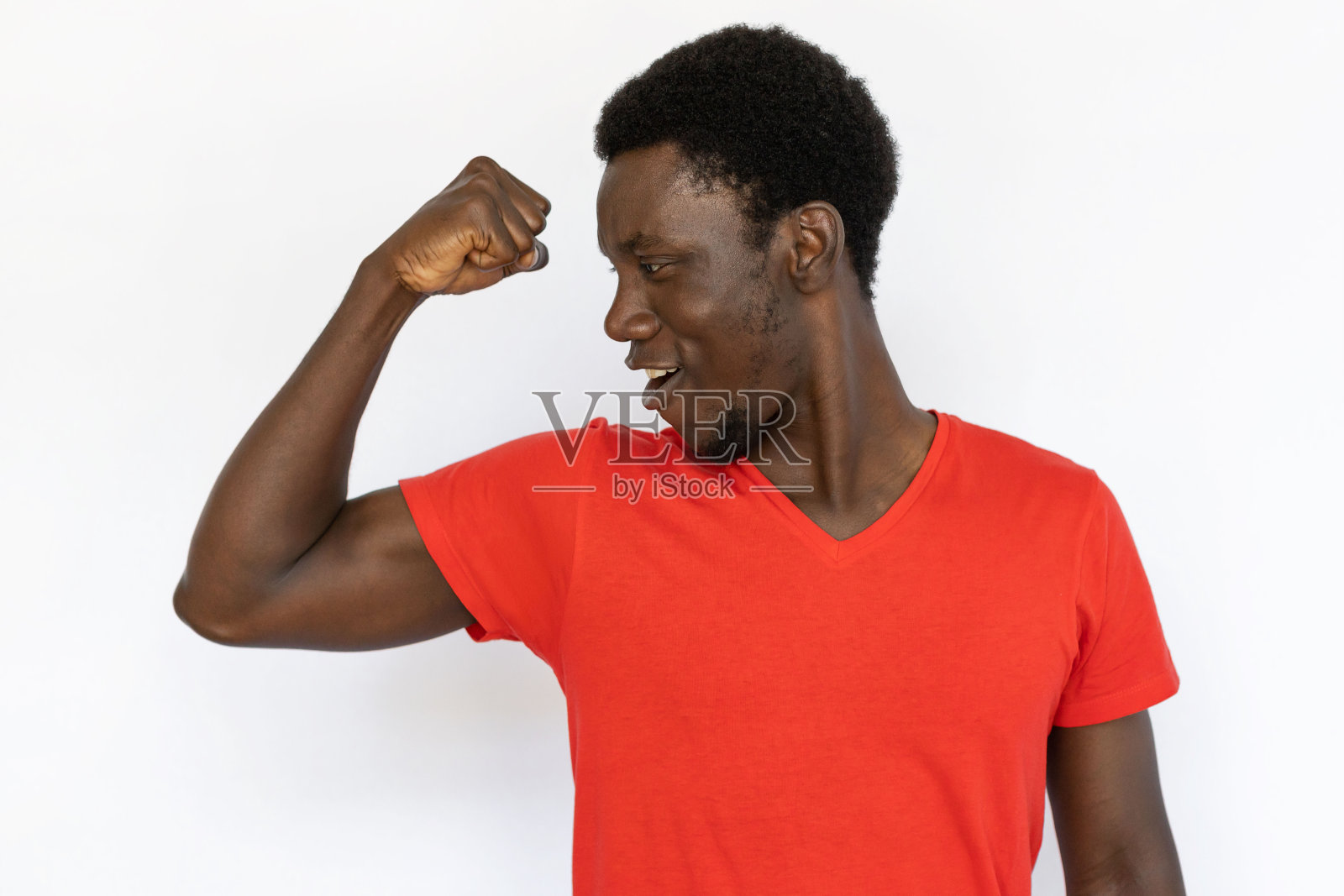 满意的男子炫耀肌肉照片摄影图片