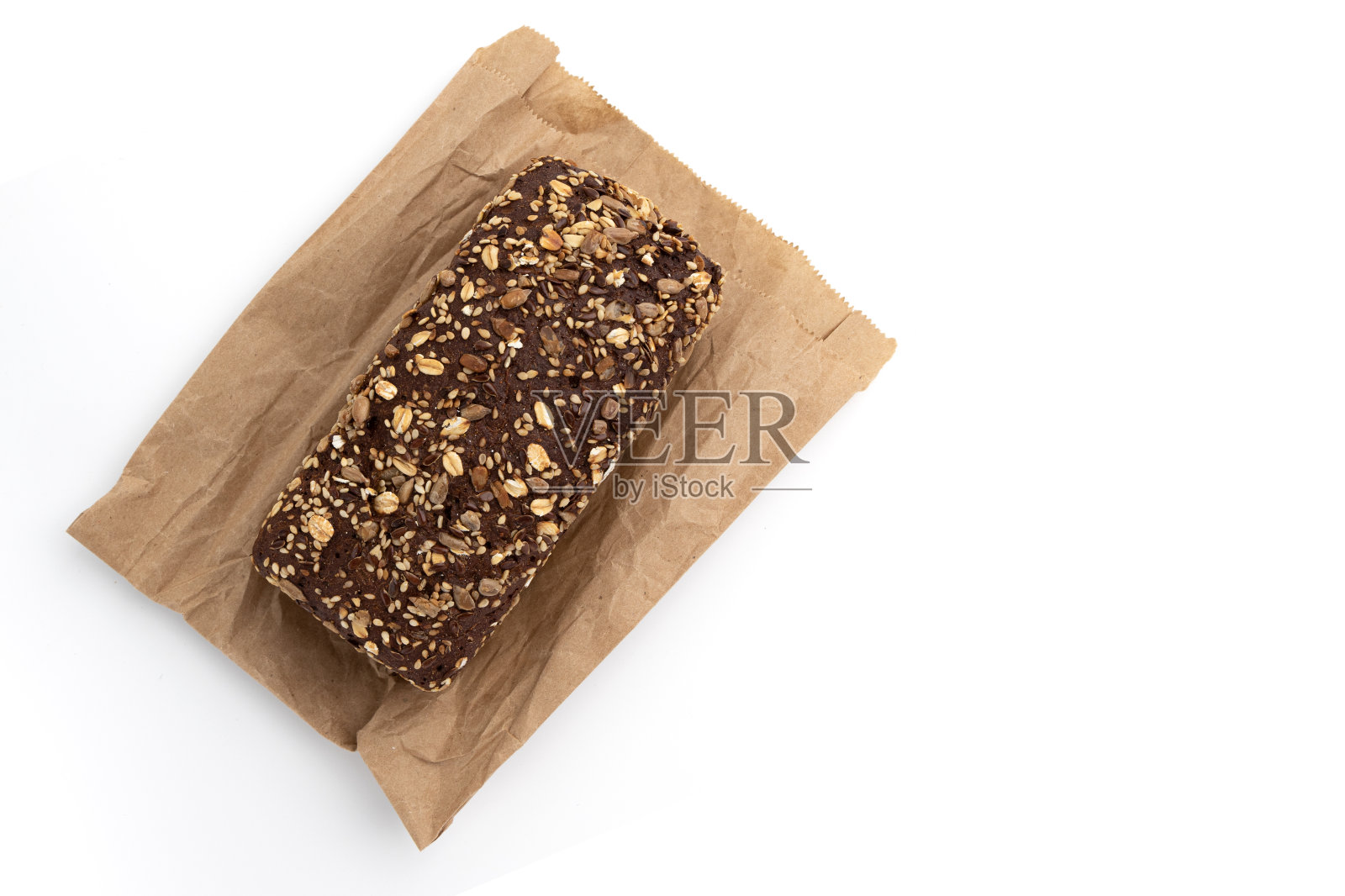 新鲜的黑麦面包砖或全麦面包包装纸隔离在白色照片摄影图片