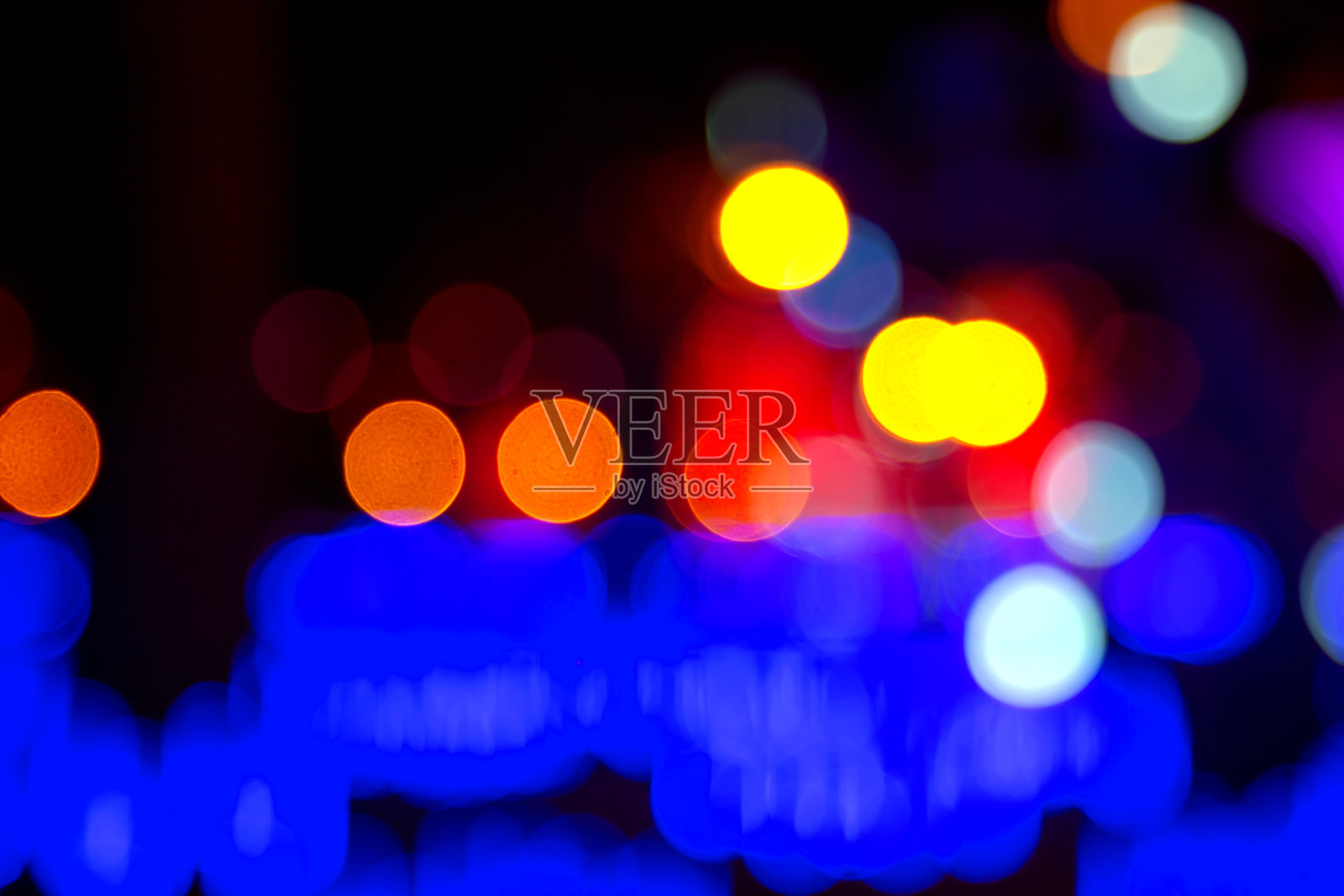 背景模糊抽象的彩色灯笼和装饰。街灯的散景纹理照片摄影图片