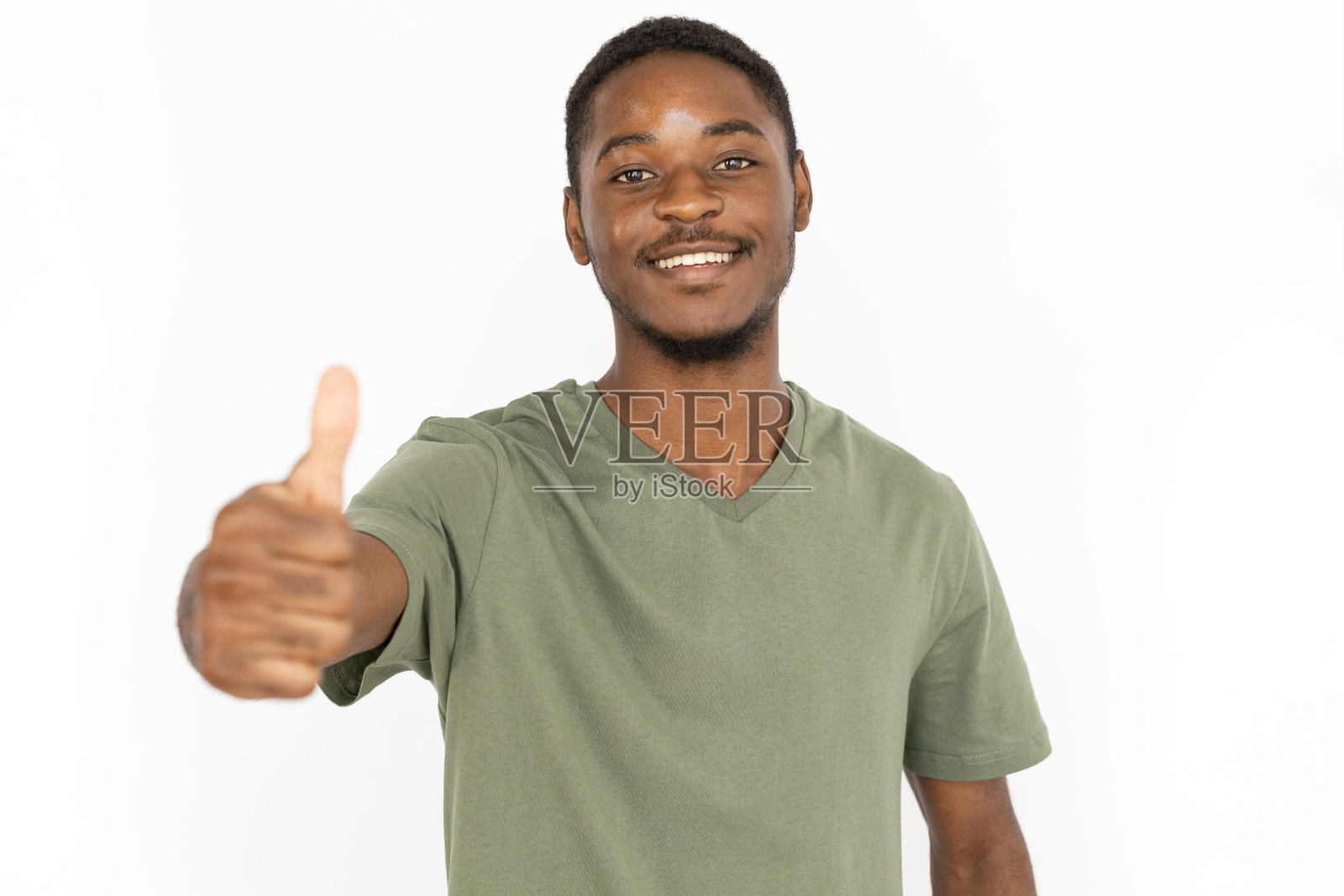 快乐的年轻人竖起大拇指照片摄影图片