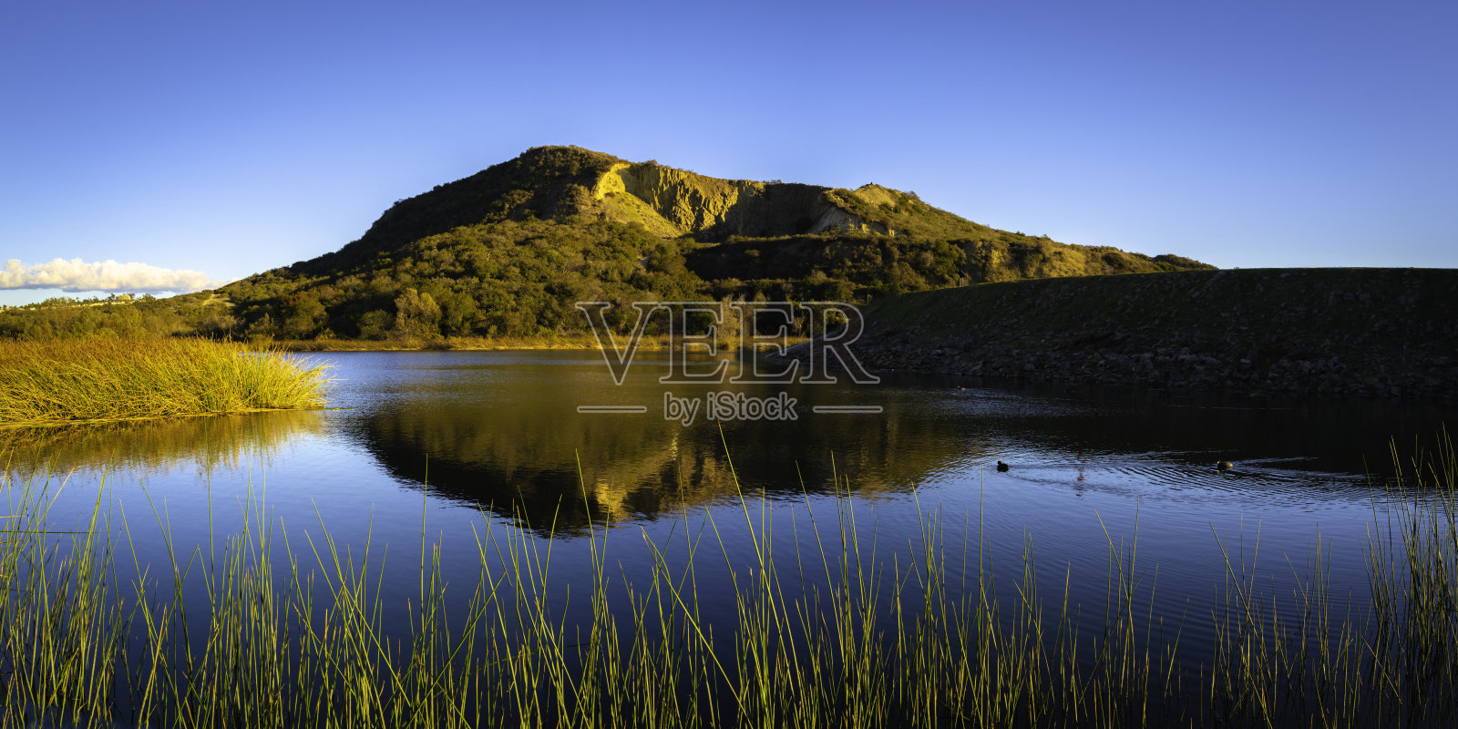 卡拉维拉湖的宁静景观，火山卡拉维拉山，水的倒影照片摄影图片