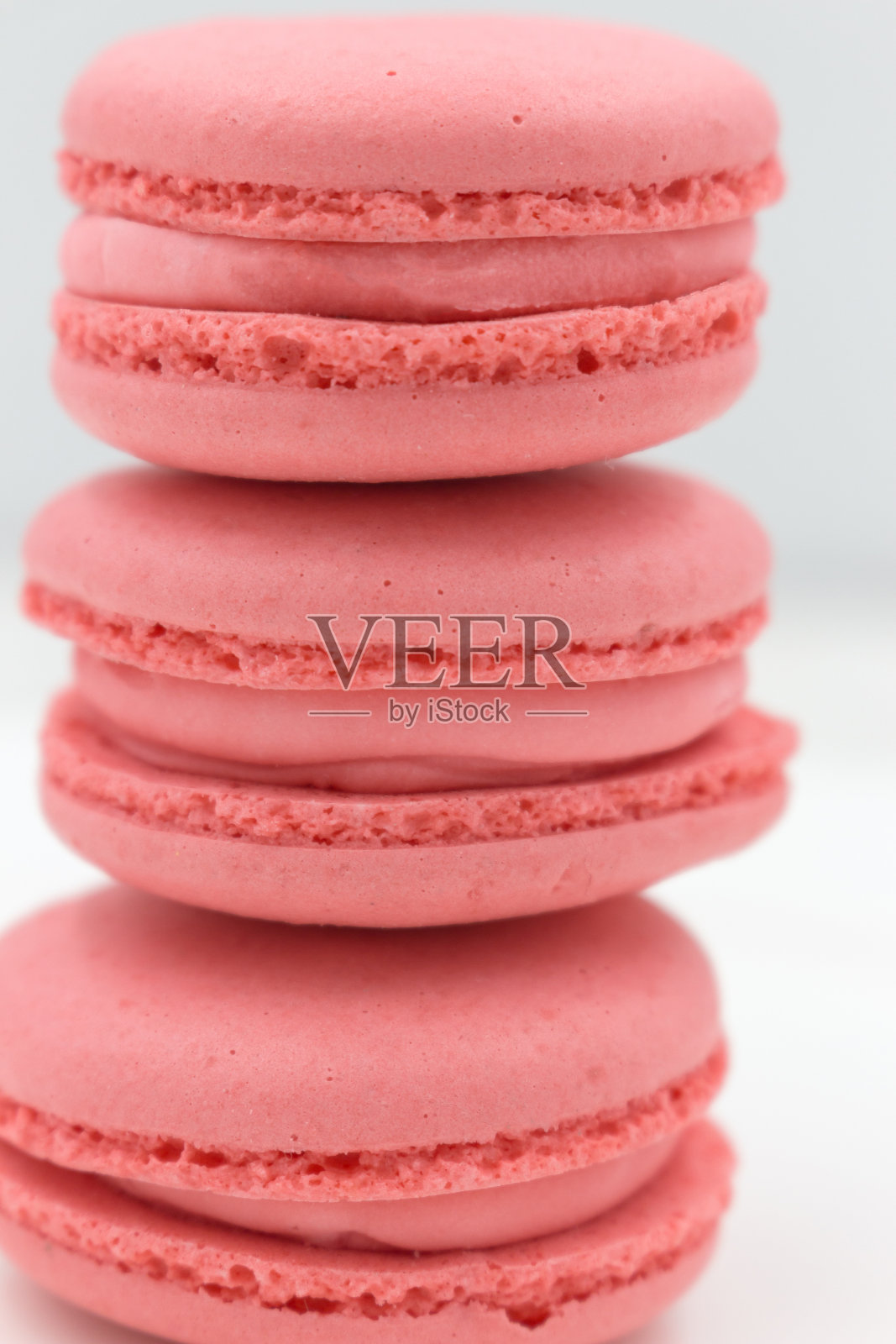 美味的马卡龙甜点。圆形草莓派。照片摄影图片