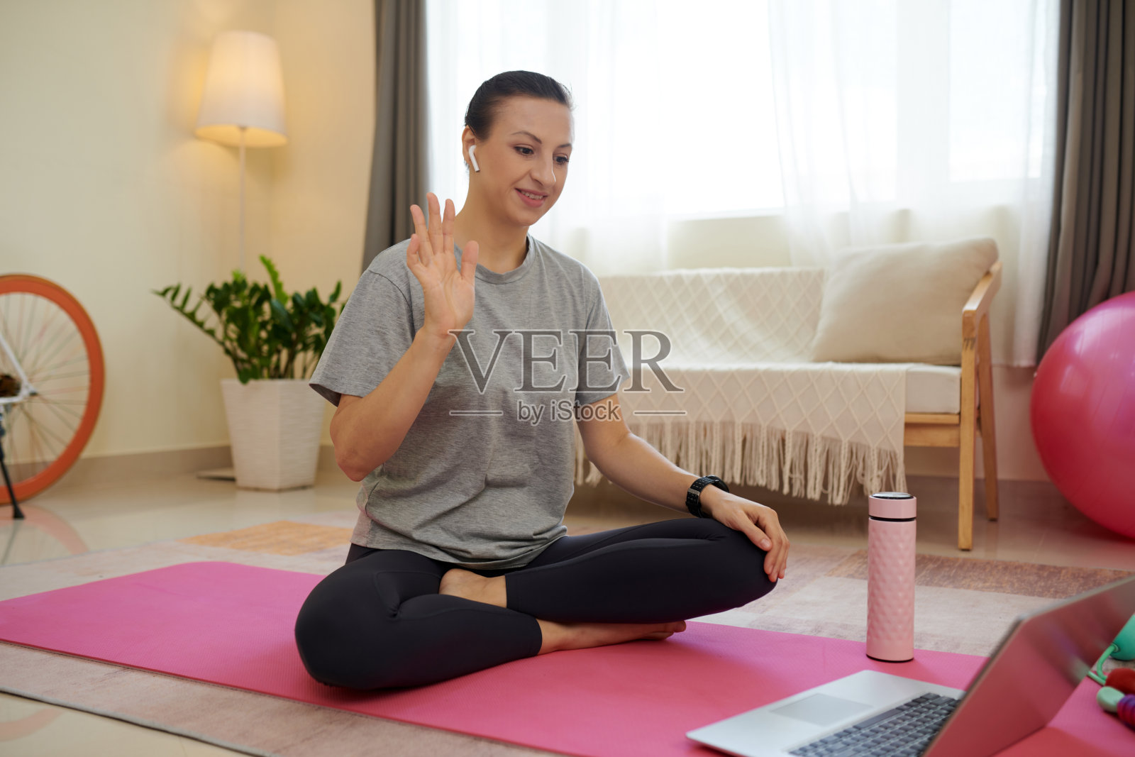 在线健身教练问候订户照片摄影图片