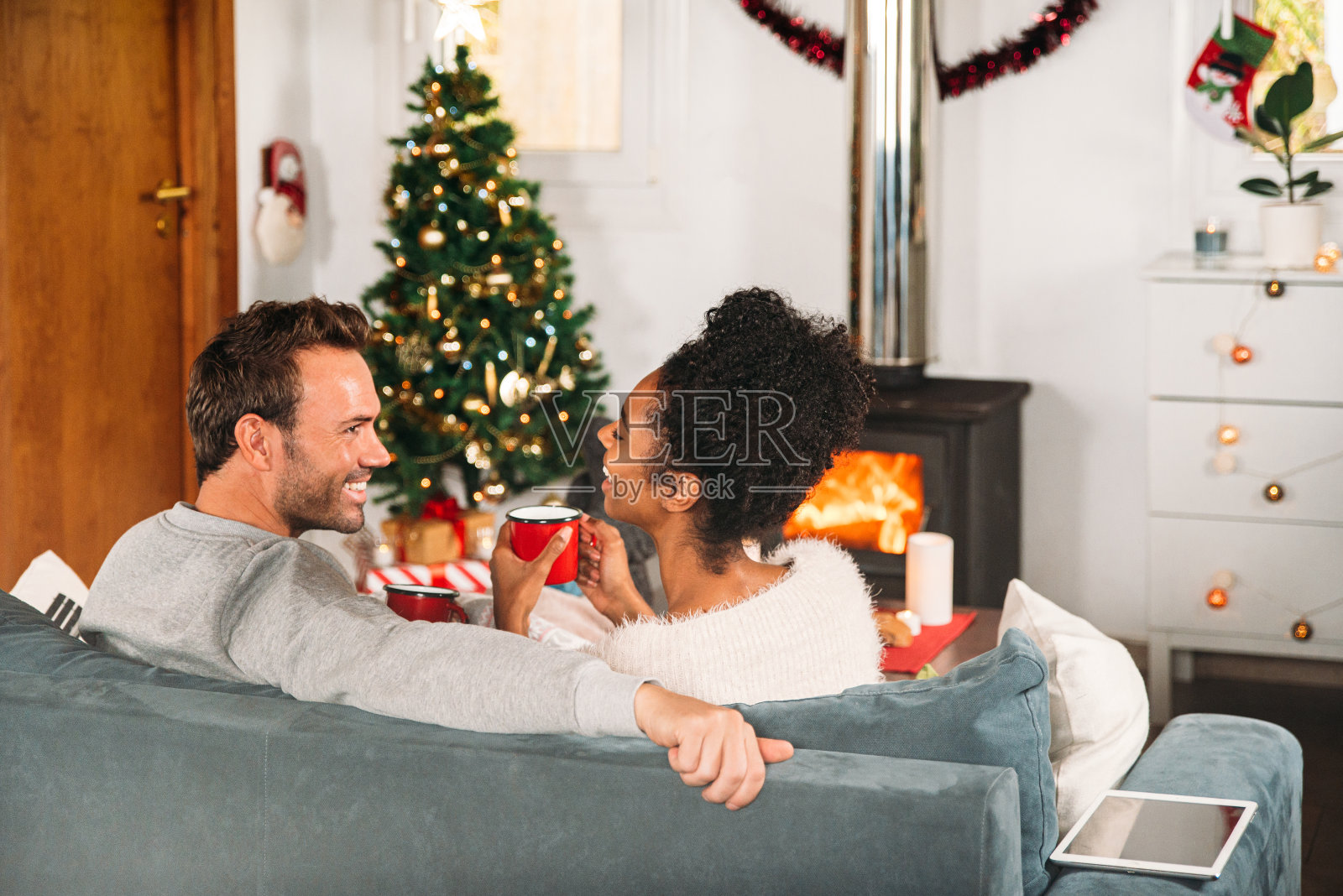 不同的夫妇喝着茶照片摄影图片