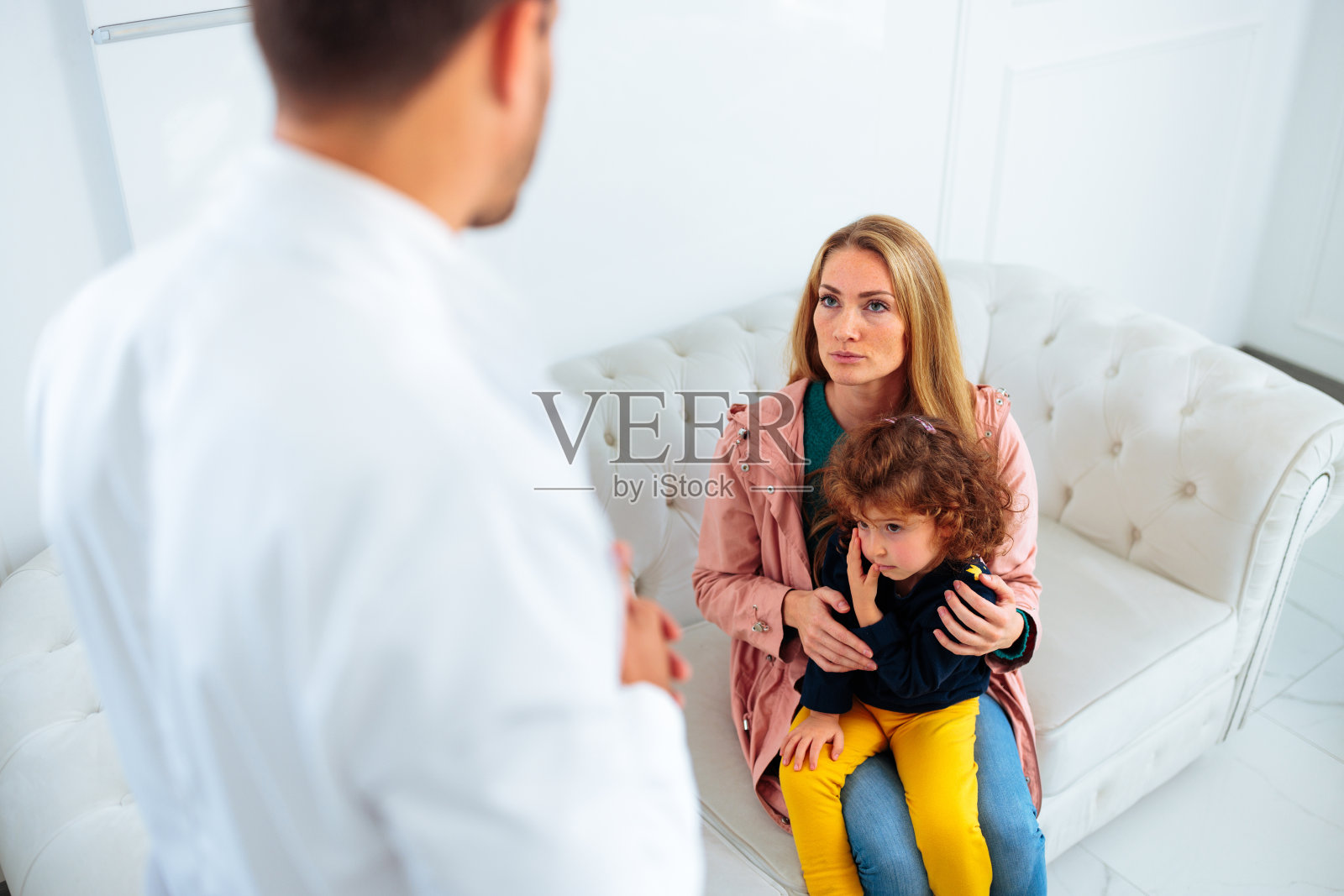 牙医与病人在候诊室。照片摄影图片