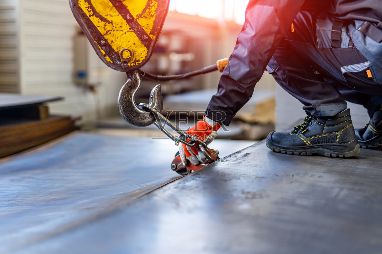 工业工厂挂钩运输。工厂内吊车强钩。照片摄影图片