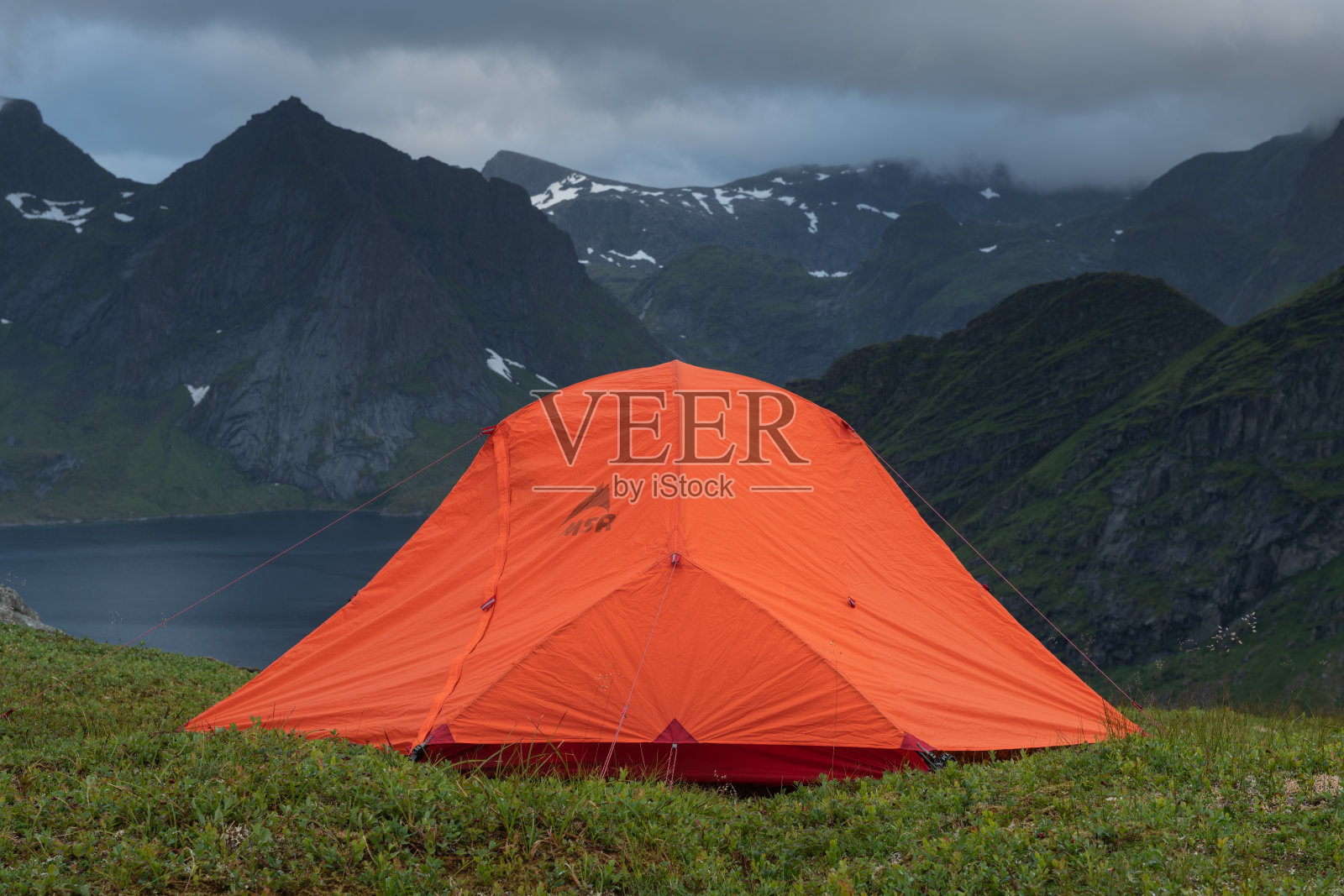 挪威罗弗敦群岛柯克峡湾山区的帐篷露营照片摄影图片