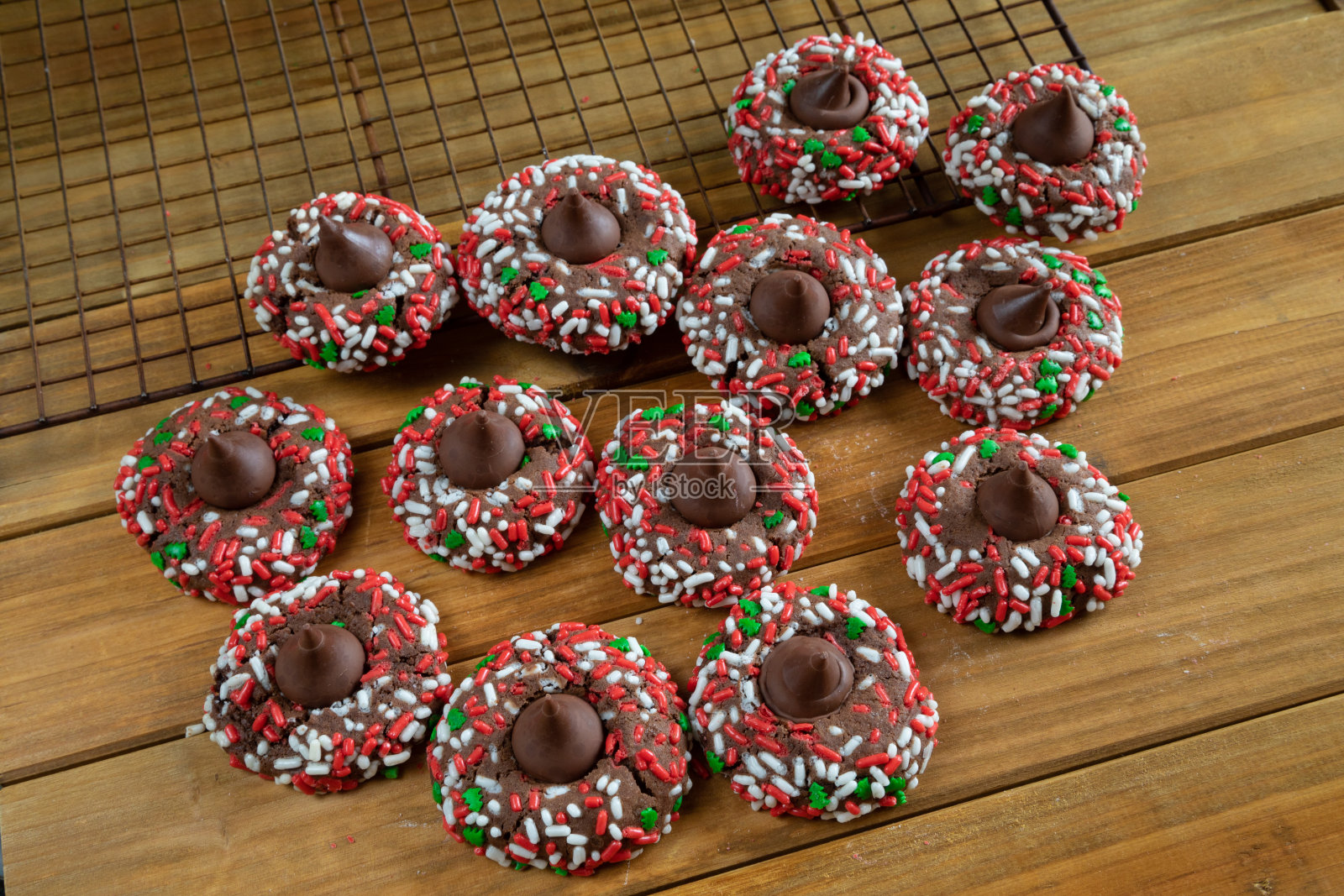 木制表面的圣诞饼干照片摄影图片
