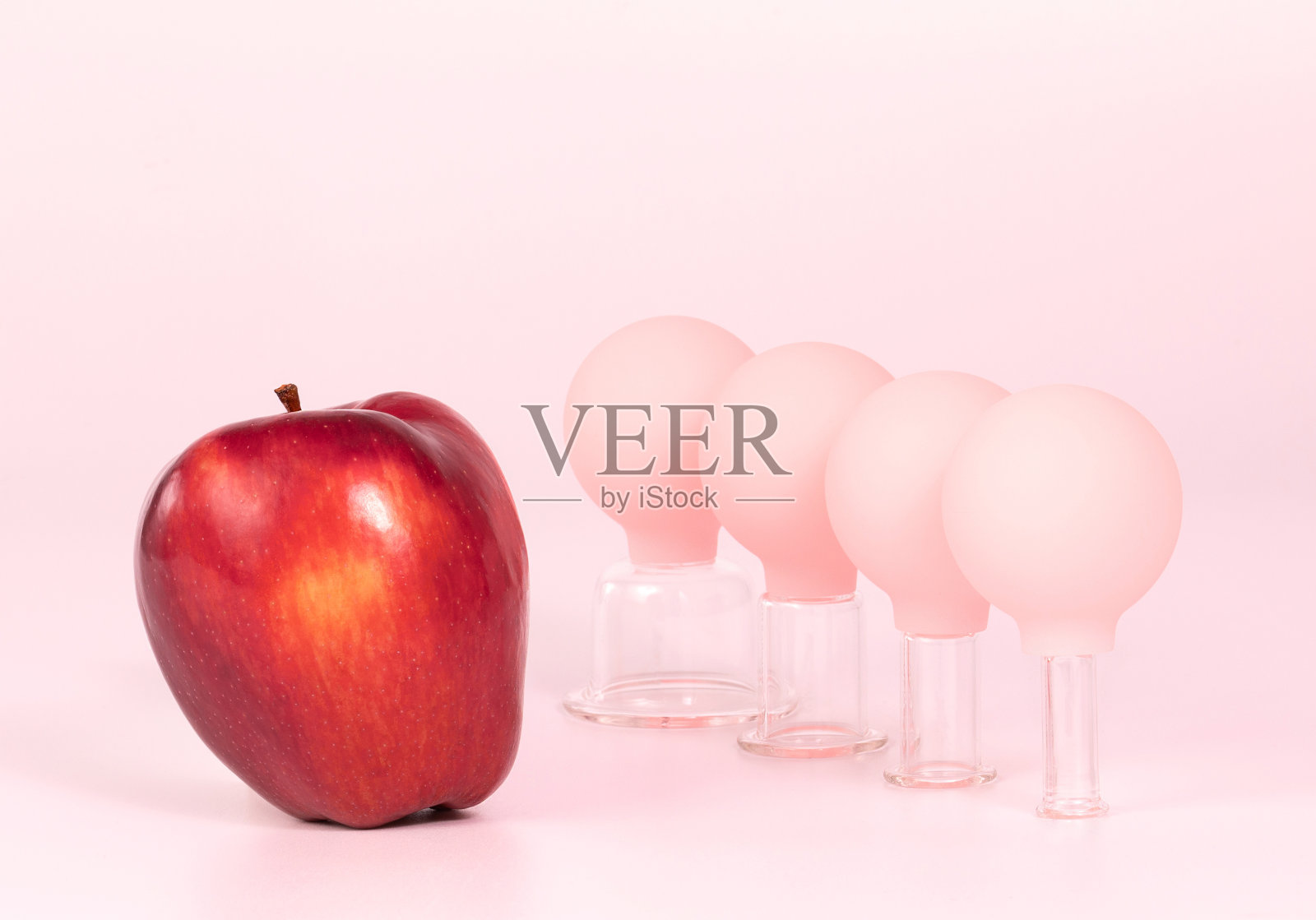 面部真空按摩玻璃罐。美容和面部健康的概念。照片摄影图片