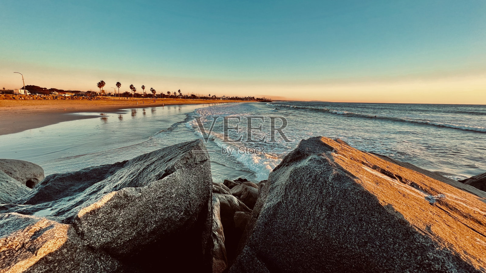 海岸的海洋岩石呈蓝色和黄色照片摄影图片