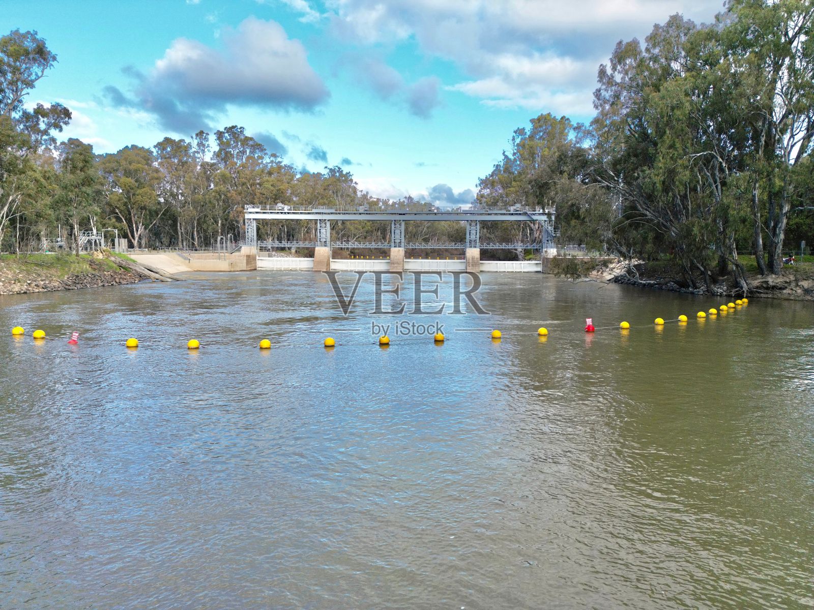 公园里一条河上的低水头大坝照片摄影图片