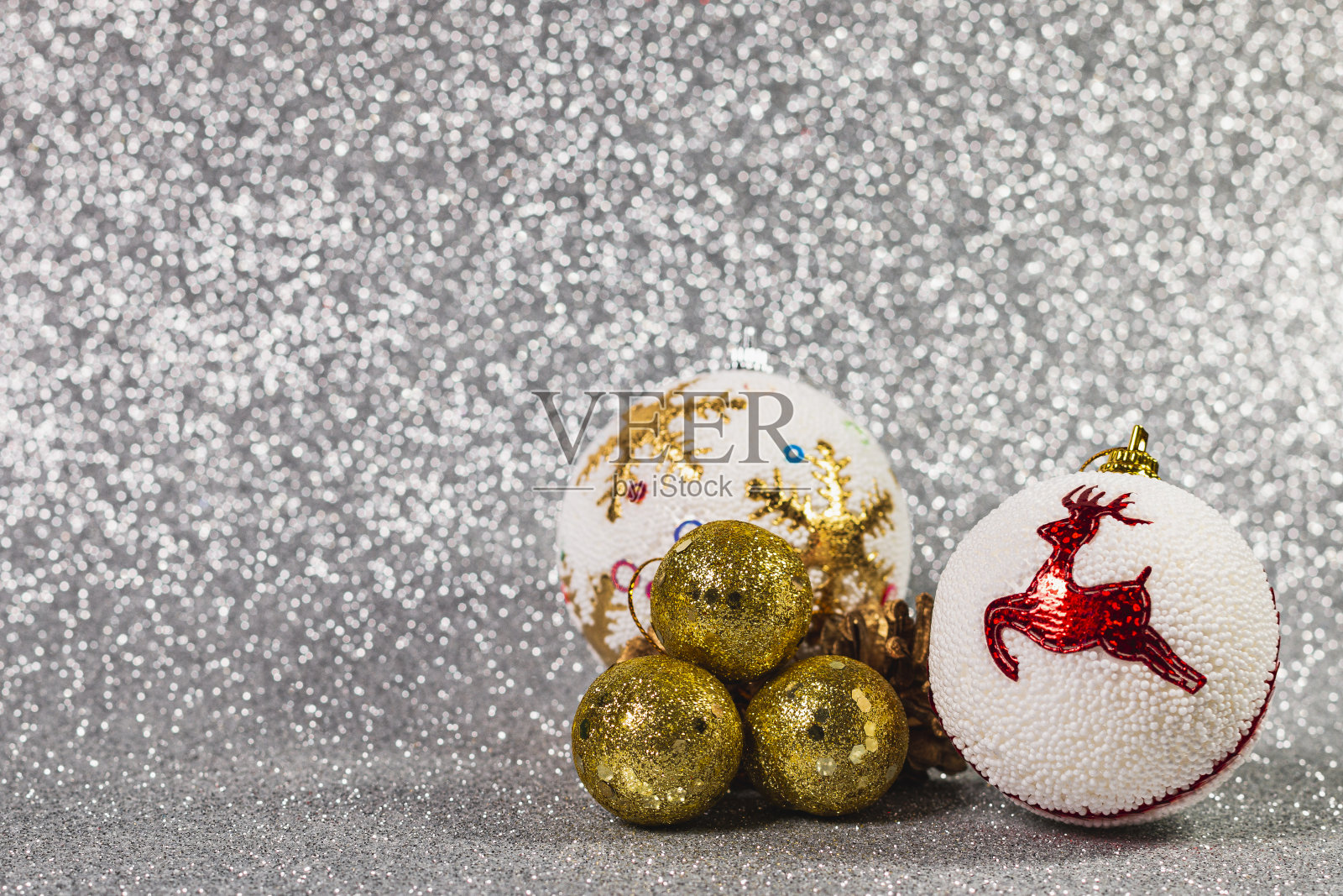 水平组合的圣诞球在银色的背景照片摄影图片