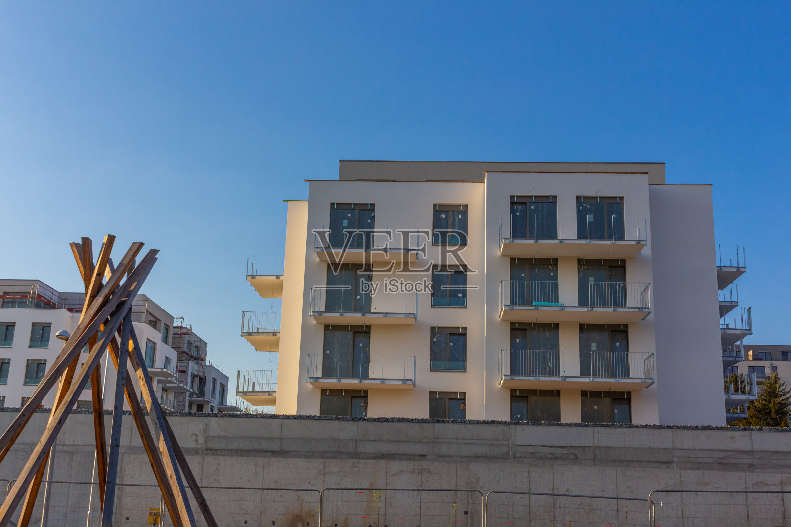 新欧洲现代复杂美丽的公寓房子平建筑抵押日落云照片摄影图片