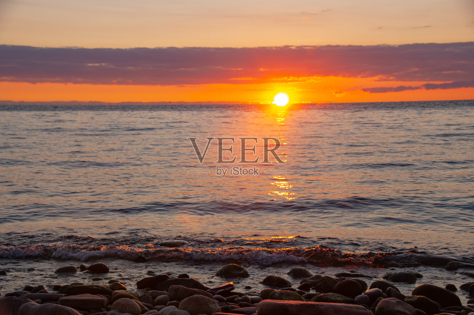 日出，湖和岩石照片摄影图片