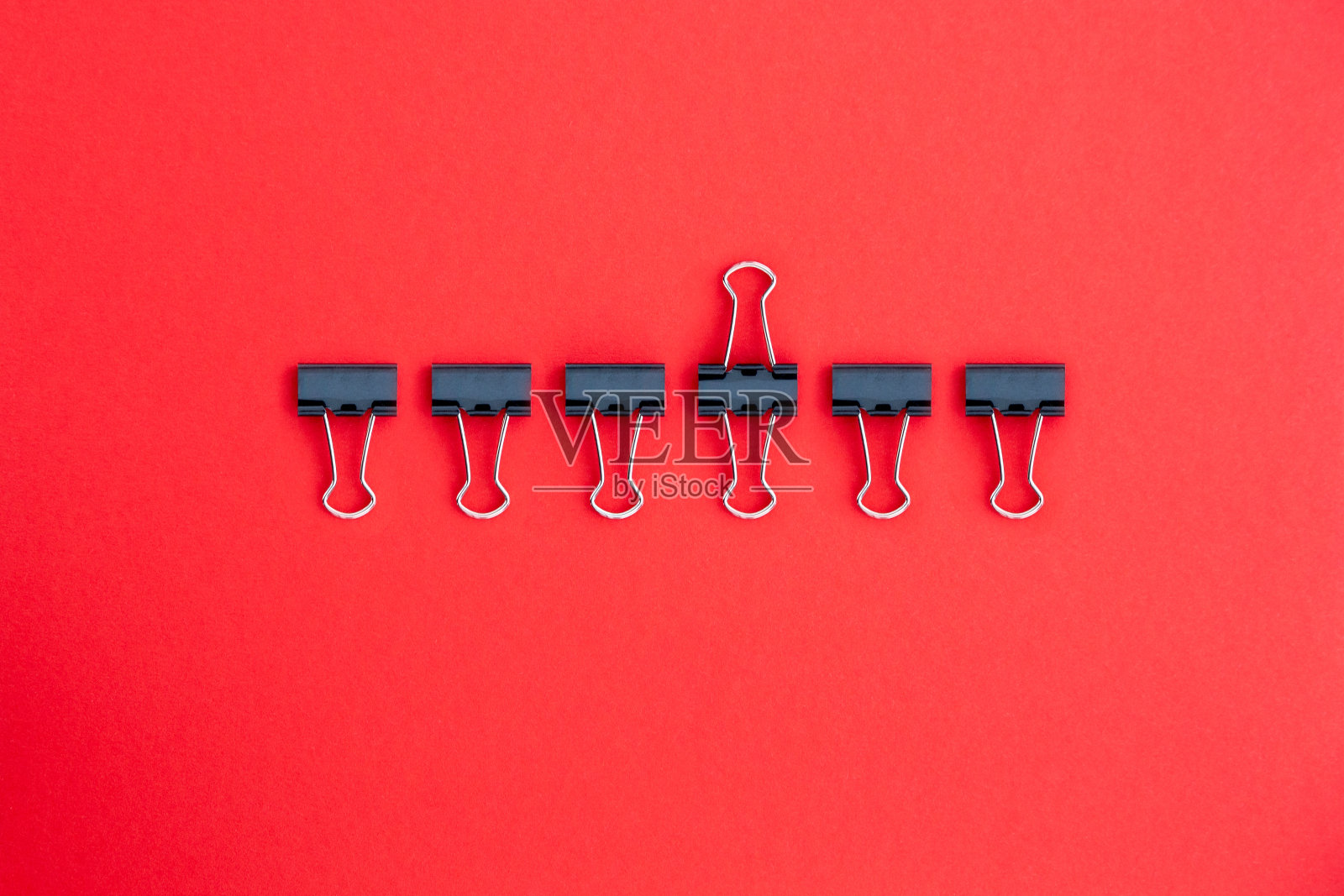 红色背景的内衬回形针照片摄影图片