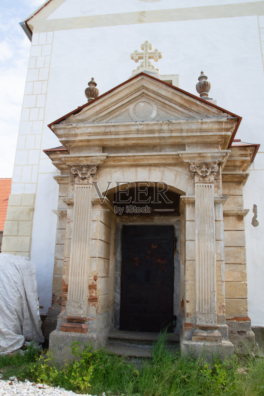 一座老教堂的大门照片摄影图片