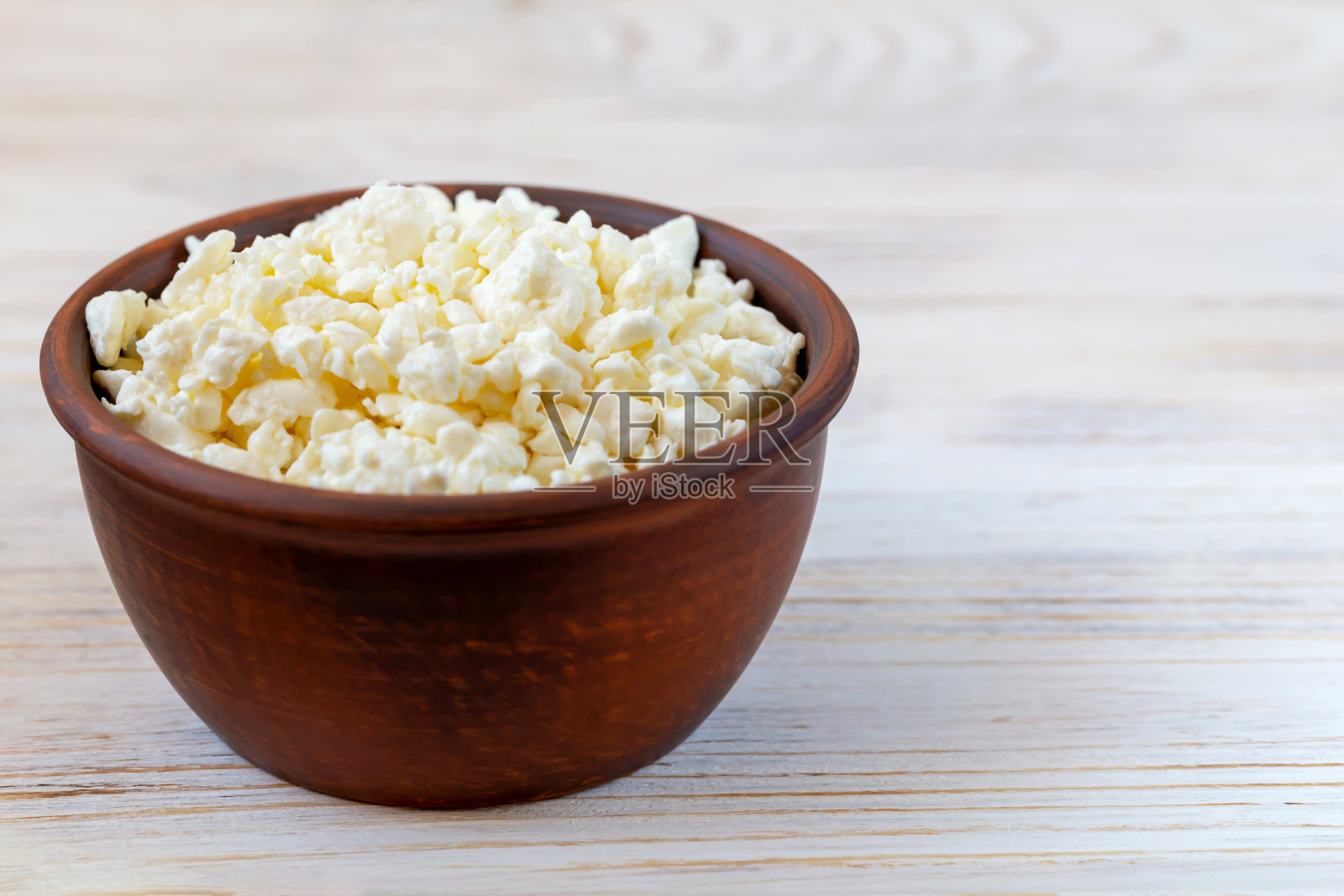 新鲜美味的白奶酪放在碗里特写照片摄影图片
