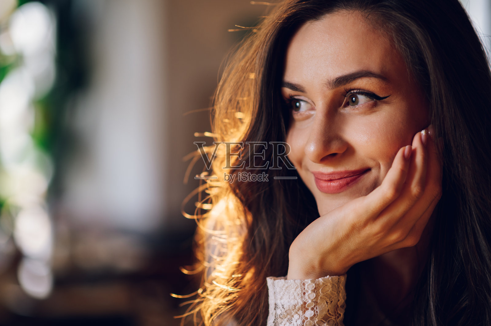 一个美丽的年轻女子在咖啡馆摆姿势的肖像照片摄影图片