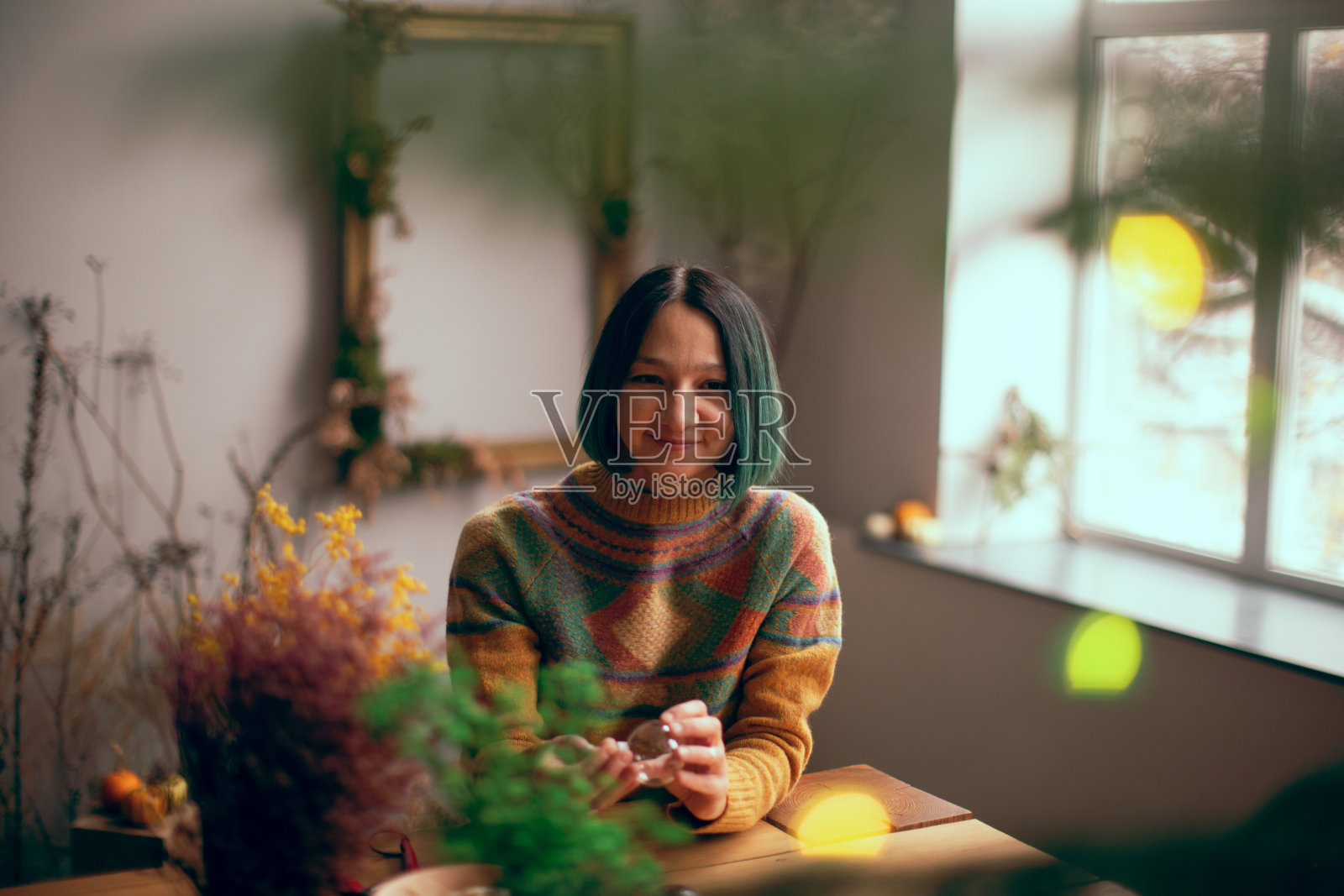 一名妇女用植物制作手工圣诞玩具和绘画照片摄影图片