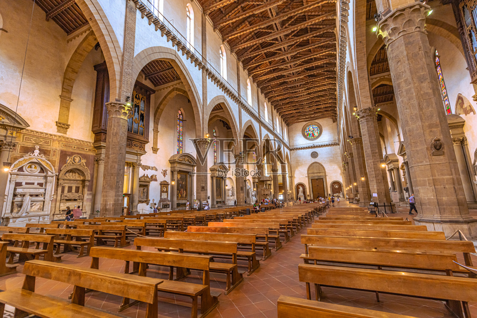 图为意大利佛罗伦萨中世纪著名城市圣十字教堂内照片摄影图片