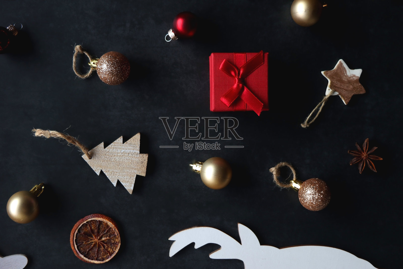 圣诞装饰，礼物和驯鹿照片摄影图片