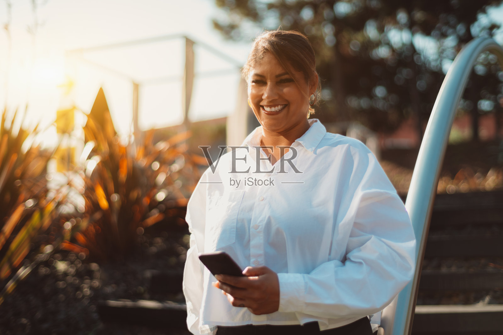 一个微笑的大码女人在户外照片摄影图片