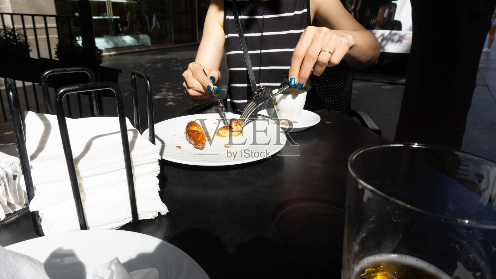 女人吃照片摄影图片